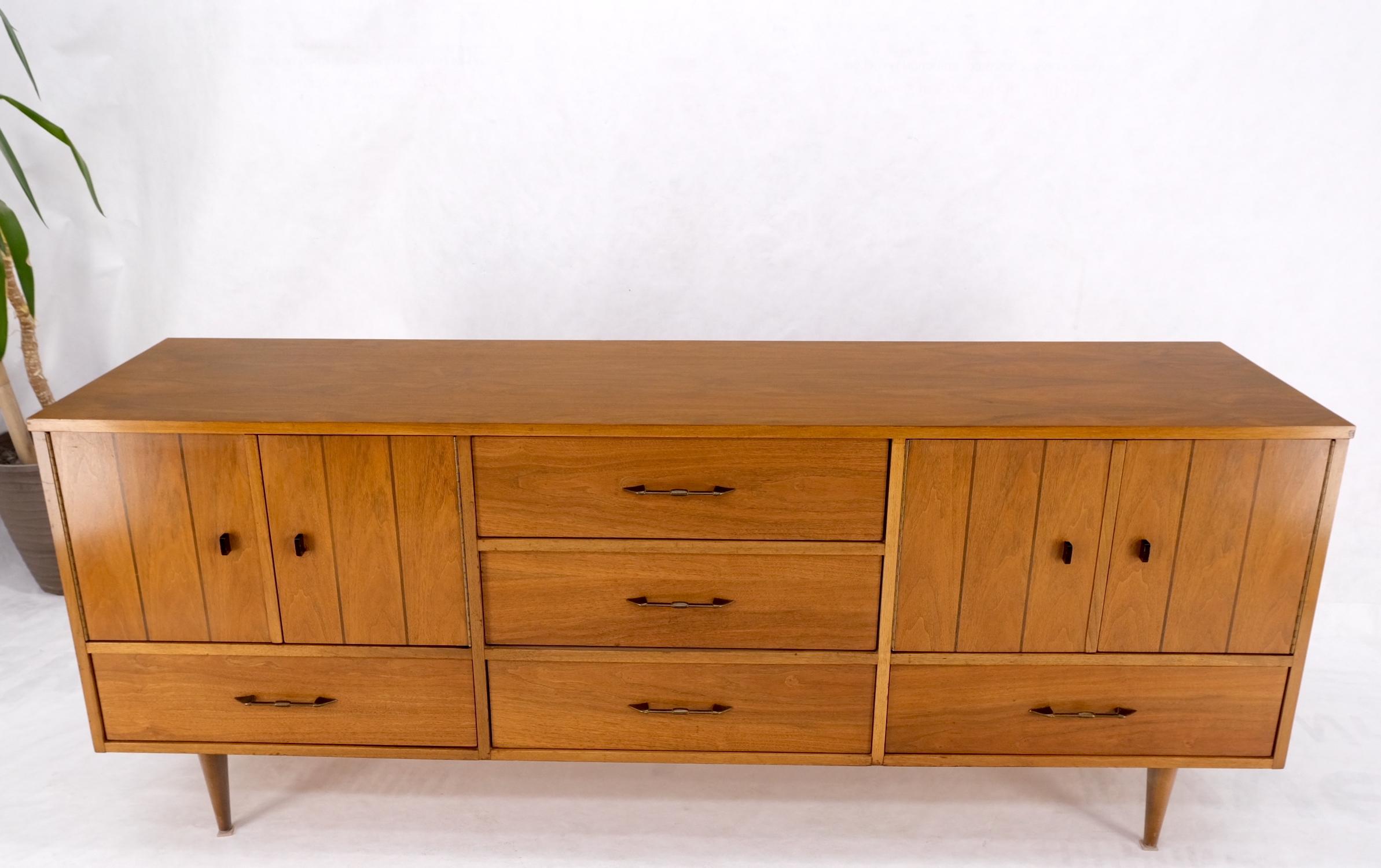 5 Drawers Two Door Compartments Long Walnut Credenza Dresser Dowel Legs Mint! For Sale 9