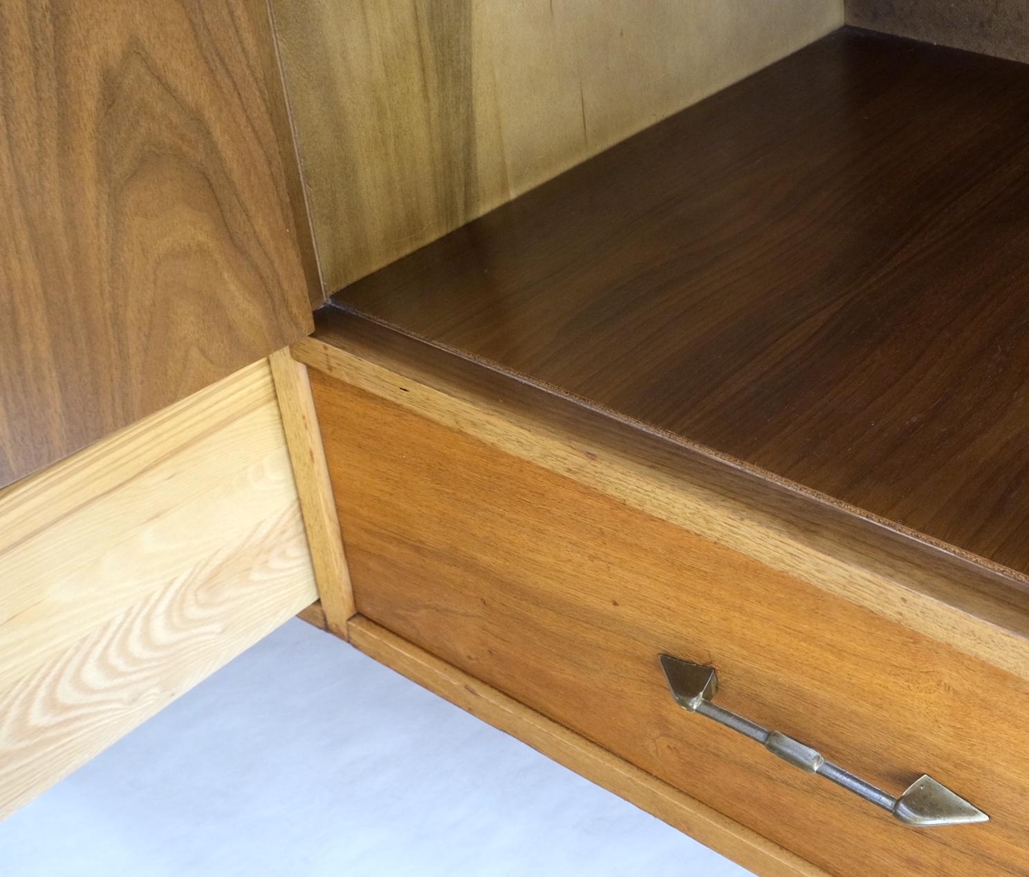 Mid-Century Modern 5 Drawers Two Door Compartments Long Walnut Credenza Dresser Dowel Legs Mint! For Sale