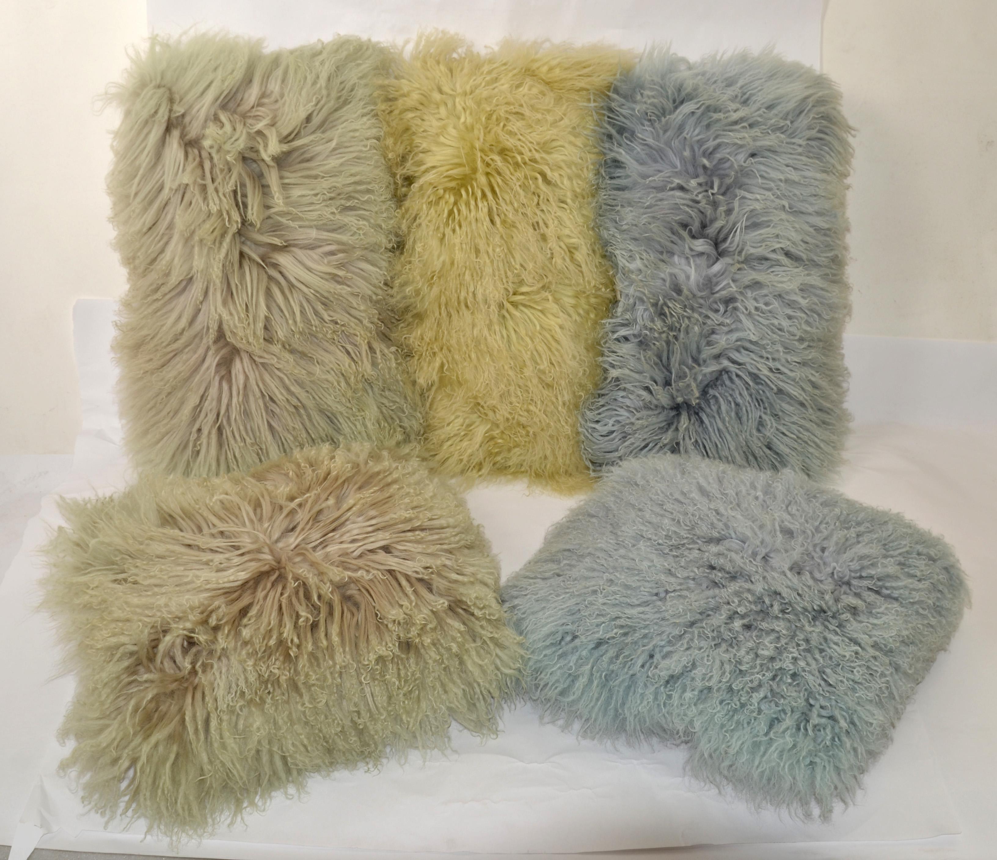 5 Fibre by Auskin Oreillers en fibre naturelle de mouton tibétain en vert, bleu et gris.
Le prix est fixé par article.
Irrésistiblement pelucheux et douillet, ce coussin jeté en peau de mouton australien ou néo-zélandais apporte instantanément une