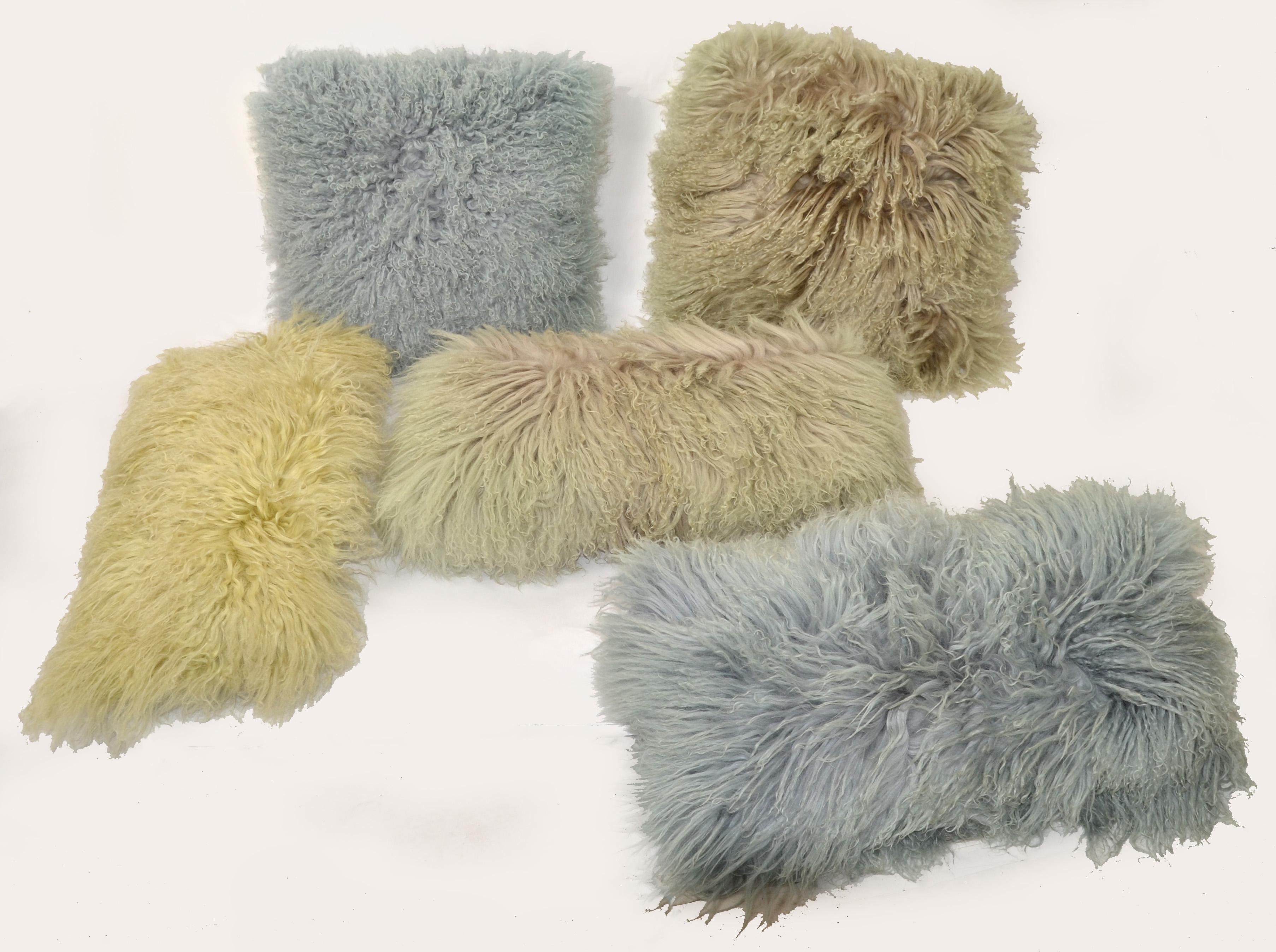 Américain 5 Fibre By Auskin Tibetan Sheepskin Natural Fiber Throws Pillows Green Blue Gray en vente