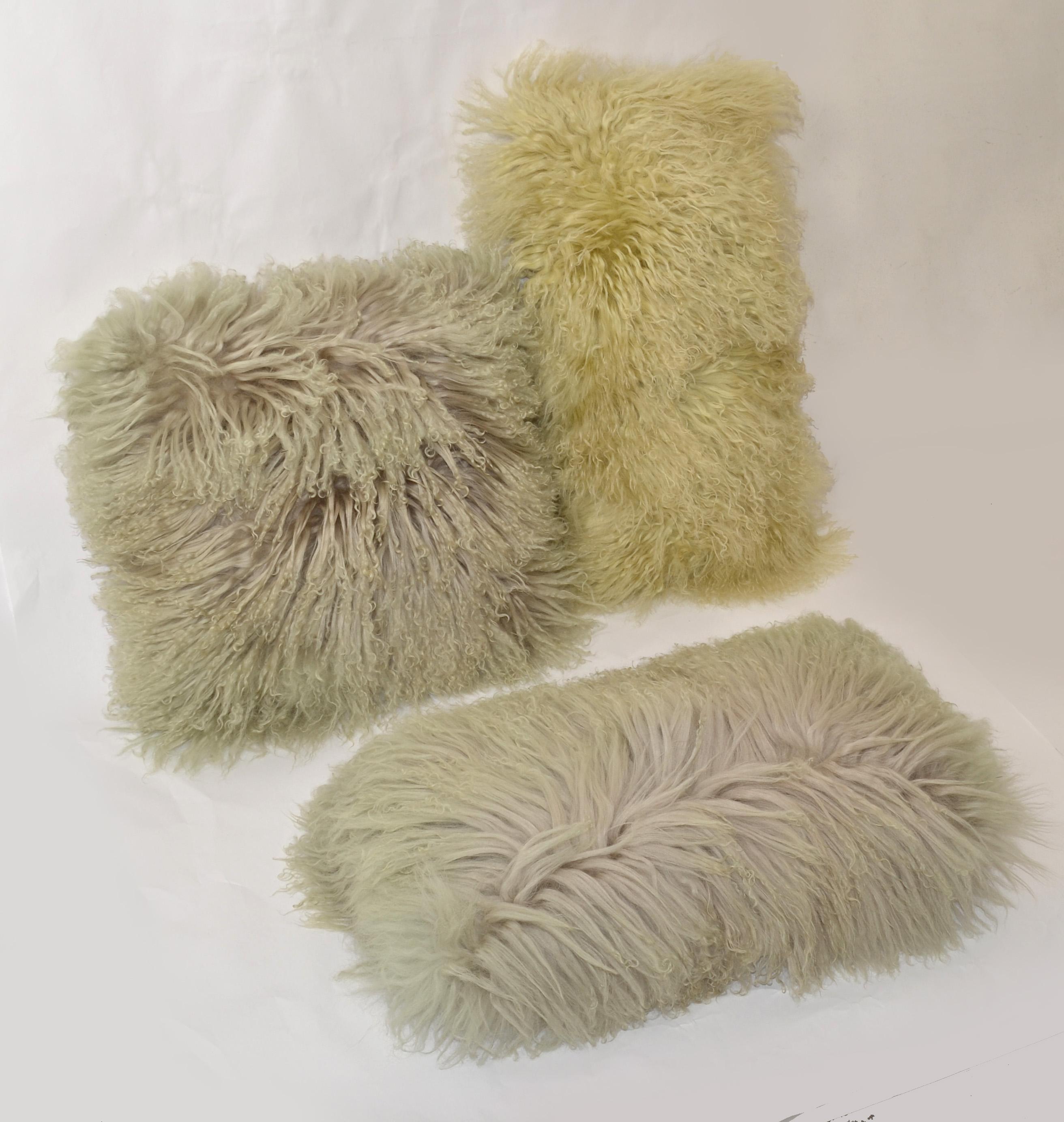 5 Fibre By Auskin Tibetan Sheepskin Natural Fiber Throws Pillows Green Blue Gray Bon état - En vente à Miami, FL