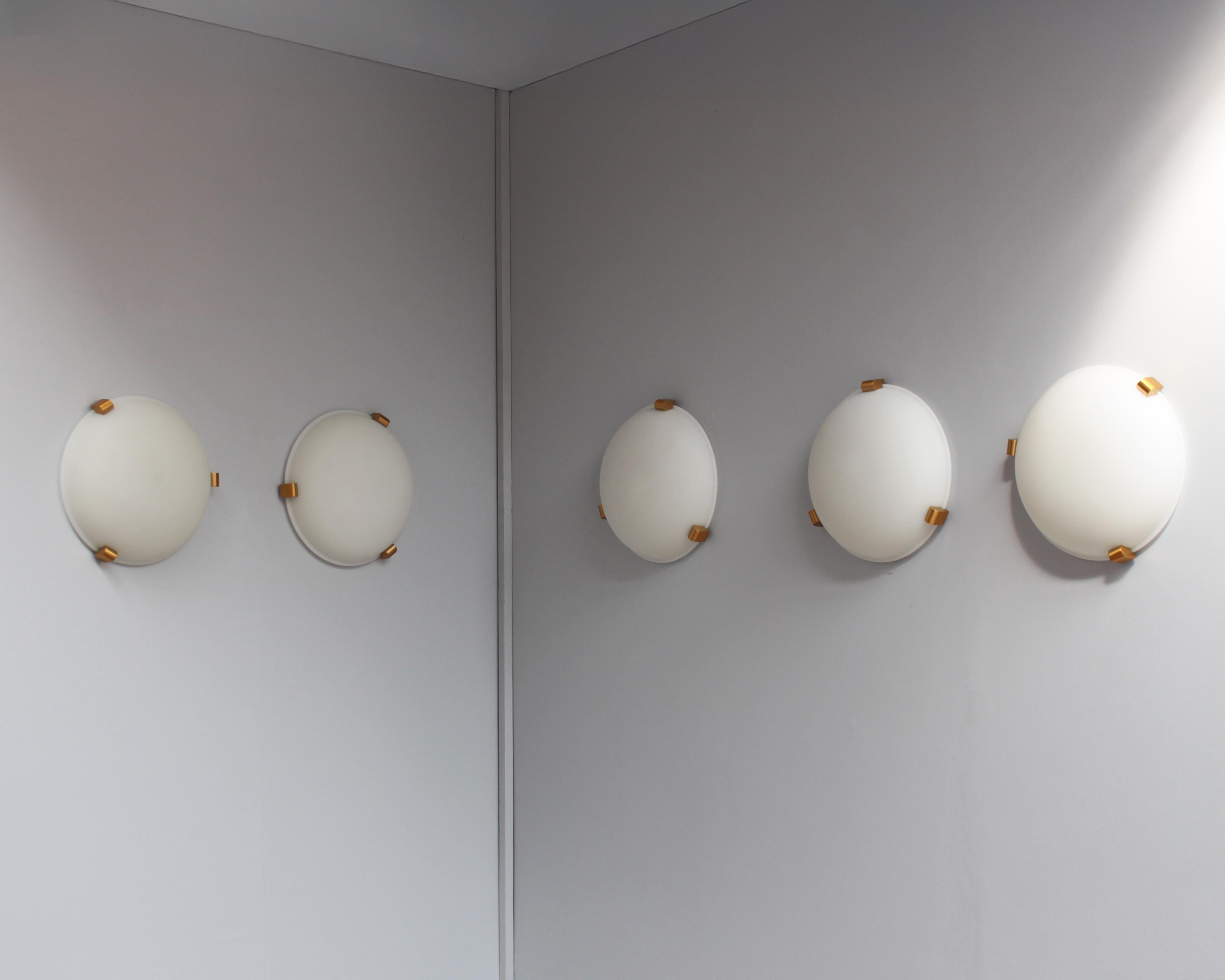 Atelier Perzel - Cinco finos apliques o plafones art déco franceses con tulipa redonda de vidrio esmerilado acanalado óptico sostenida por tres espárragos de bronce.

El precio es por aparato.

          
