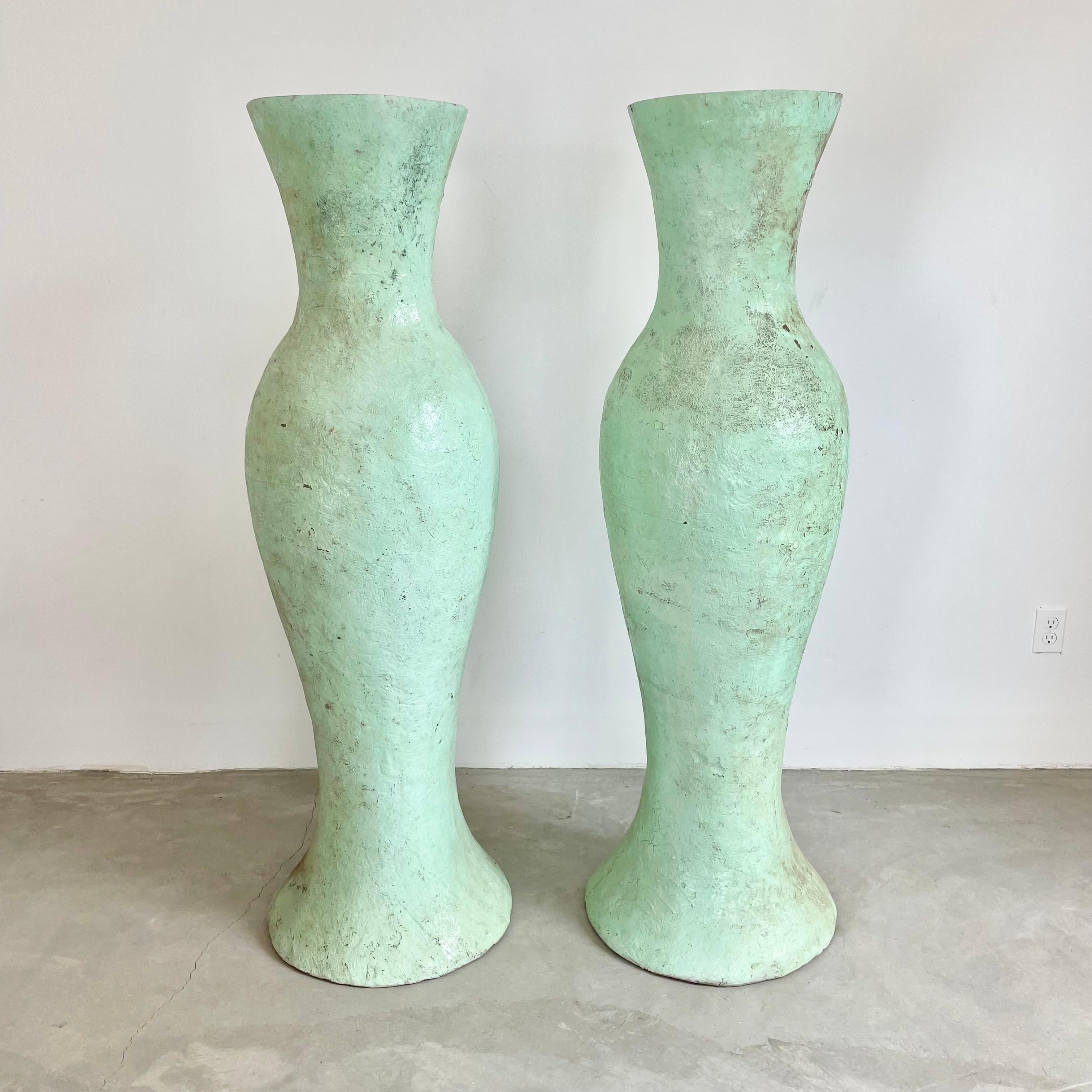 Wunderschönes Set monumentaler Fiberglasvasen aus Belgien, ca. 1960er Jahre. Beide Vasen sind 1,50 m hoch, mintgrün bemalt und haben eine unterschiedliche, aber ebenso einzigartige Patina. Erstaunliche Präsenz. Da diese Pflanzgefäße sehr leicht sind