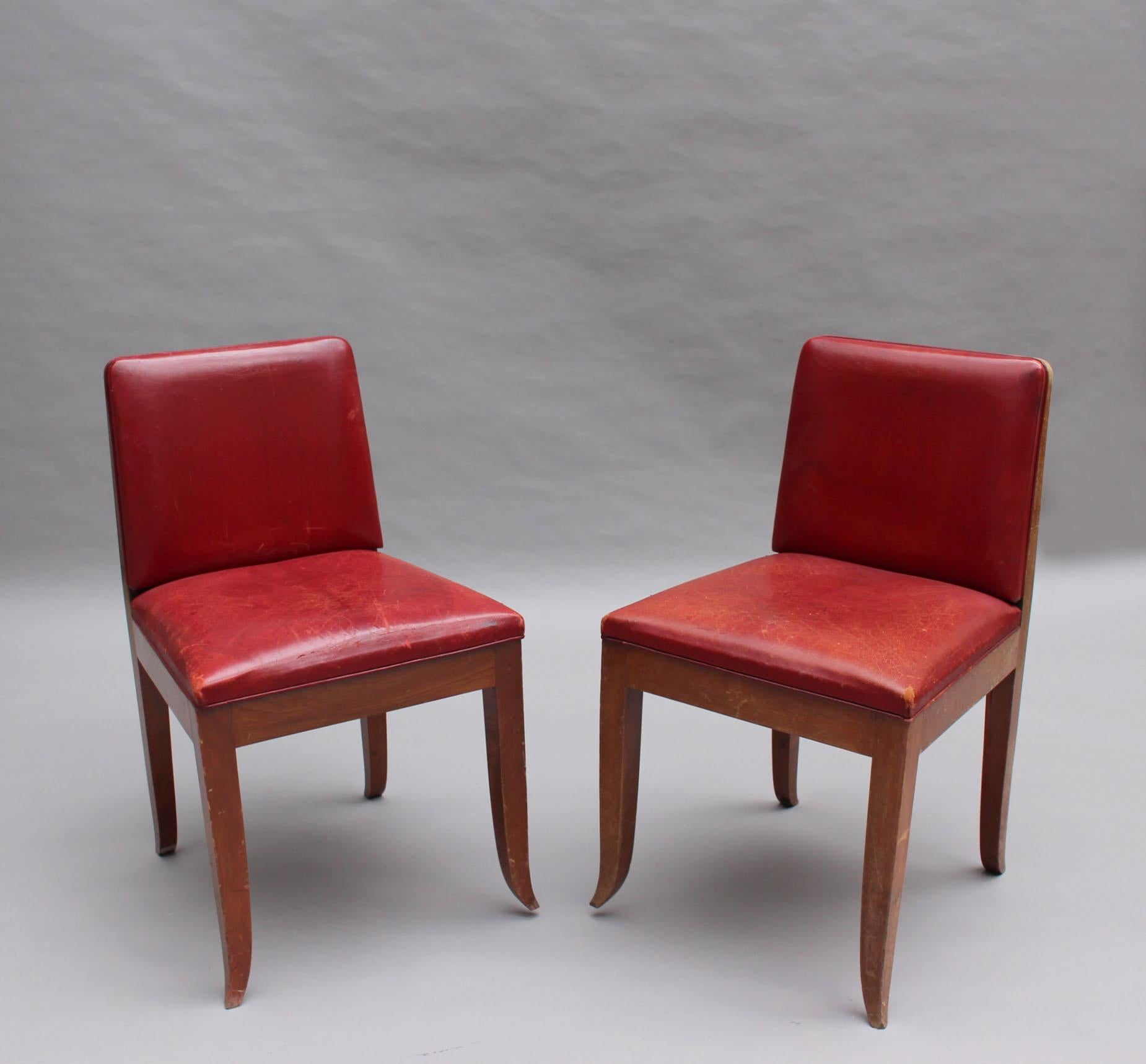 Fünf französische Beistellstühle aus Mahagoni aus den 1930er Jahren mit Originalleder.
Der Preis gilt pro Stuhl.