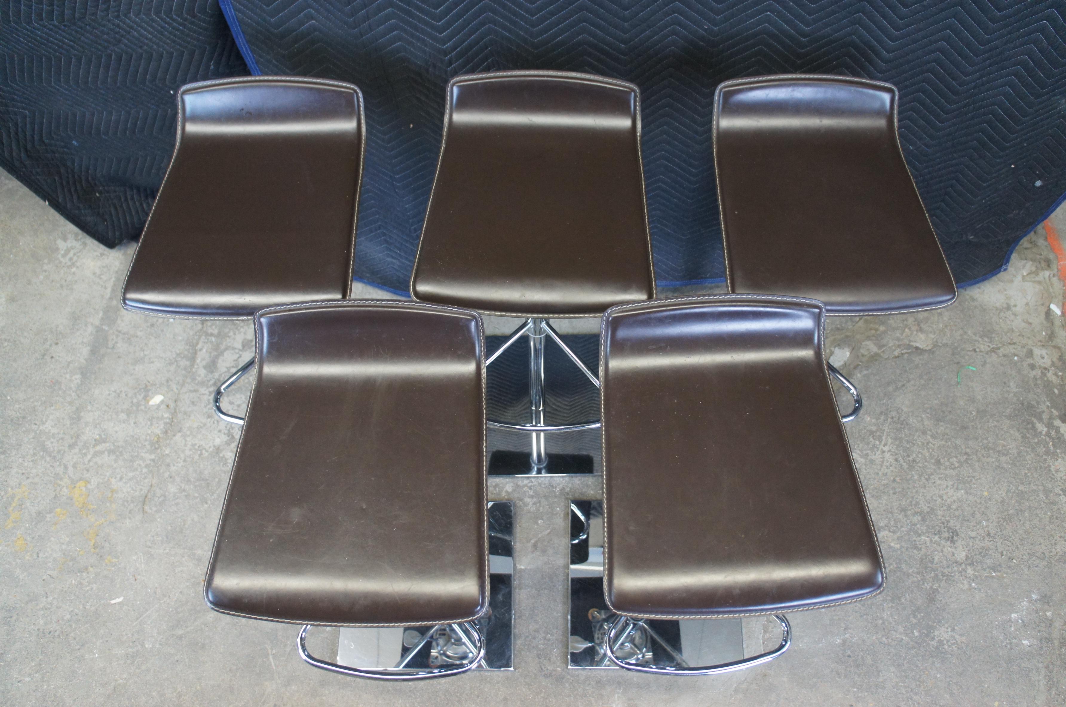 5 Frontgate Modern Contoured Brown Leder & Chrom Verstellbare Kolben Barhocker im Zustand „Gut“ im Angebot in Dayton, OH