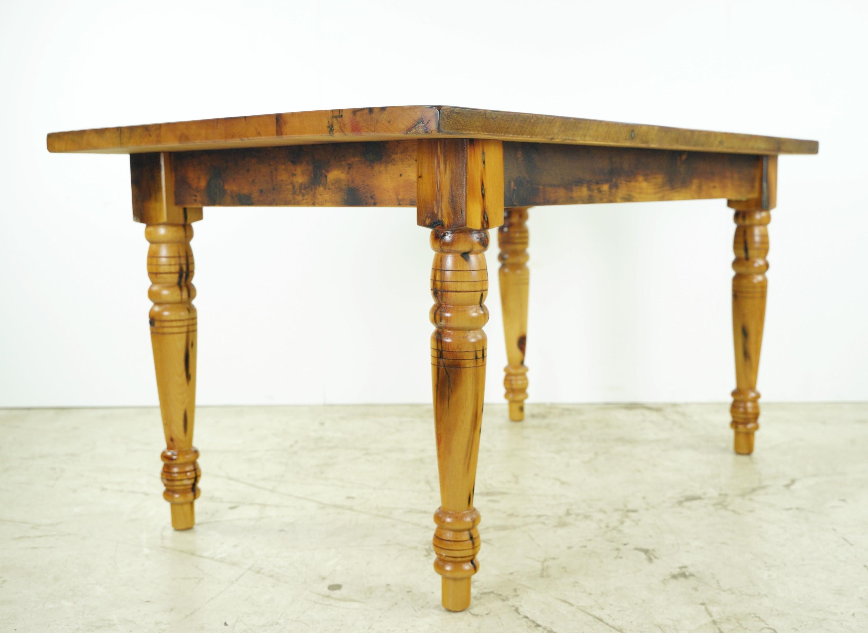 Dieser handgefertigte Bauernhoftisch mit gedrehten Beinen von Olde Good Things zeichnet sich durch außergewöhnliche Handwerkskunst aus. Das aus aufgearbeitetem Kiefernholz gefertigte und natürlich gebeizte Möbelstück versprüht rustikalen Charme und