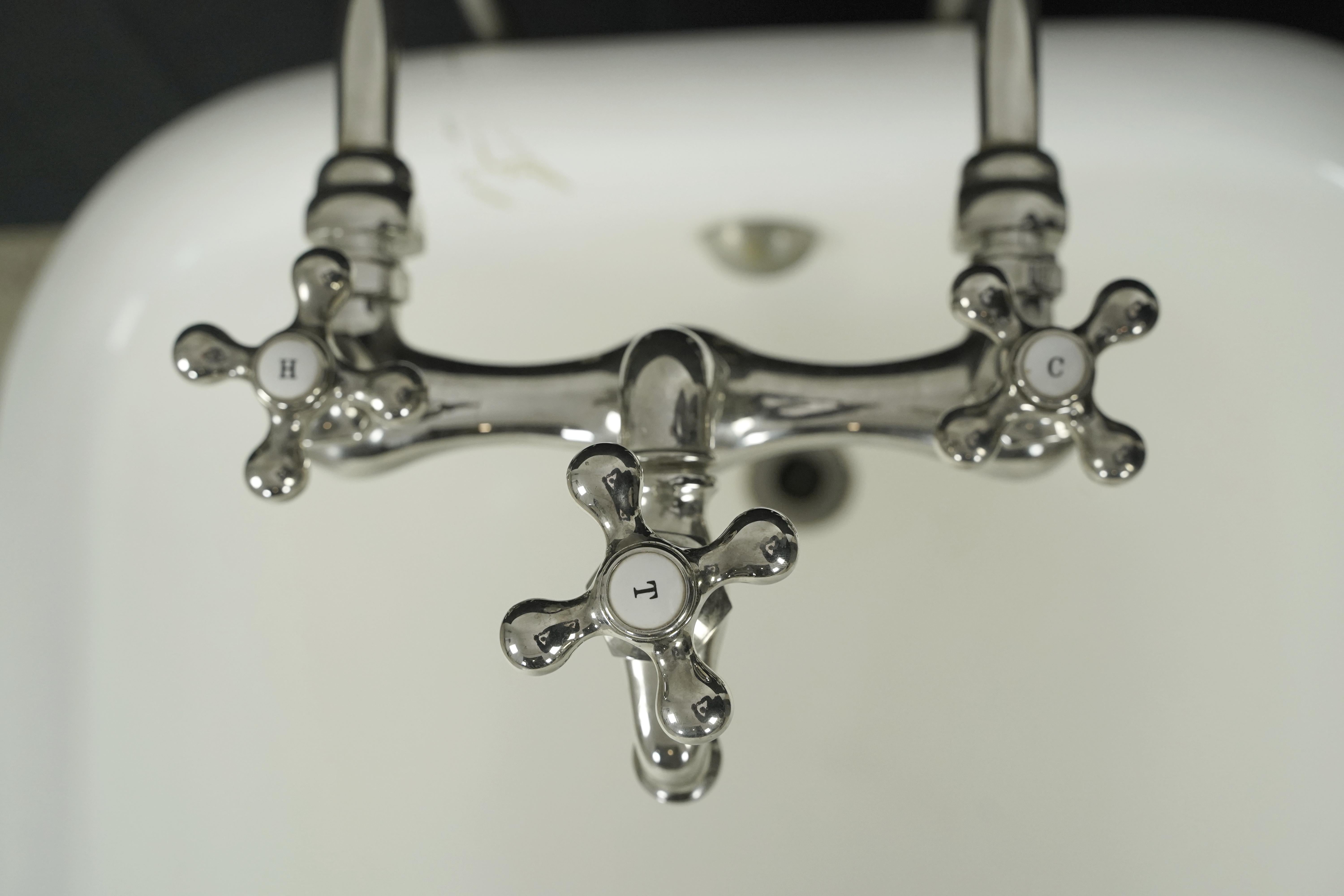 5 ft. Bañera de cerámica blanca siglo XX en venta