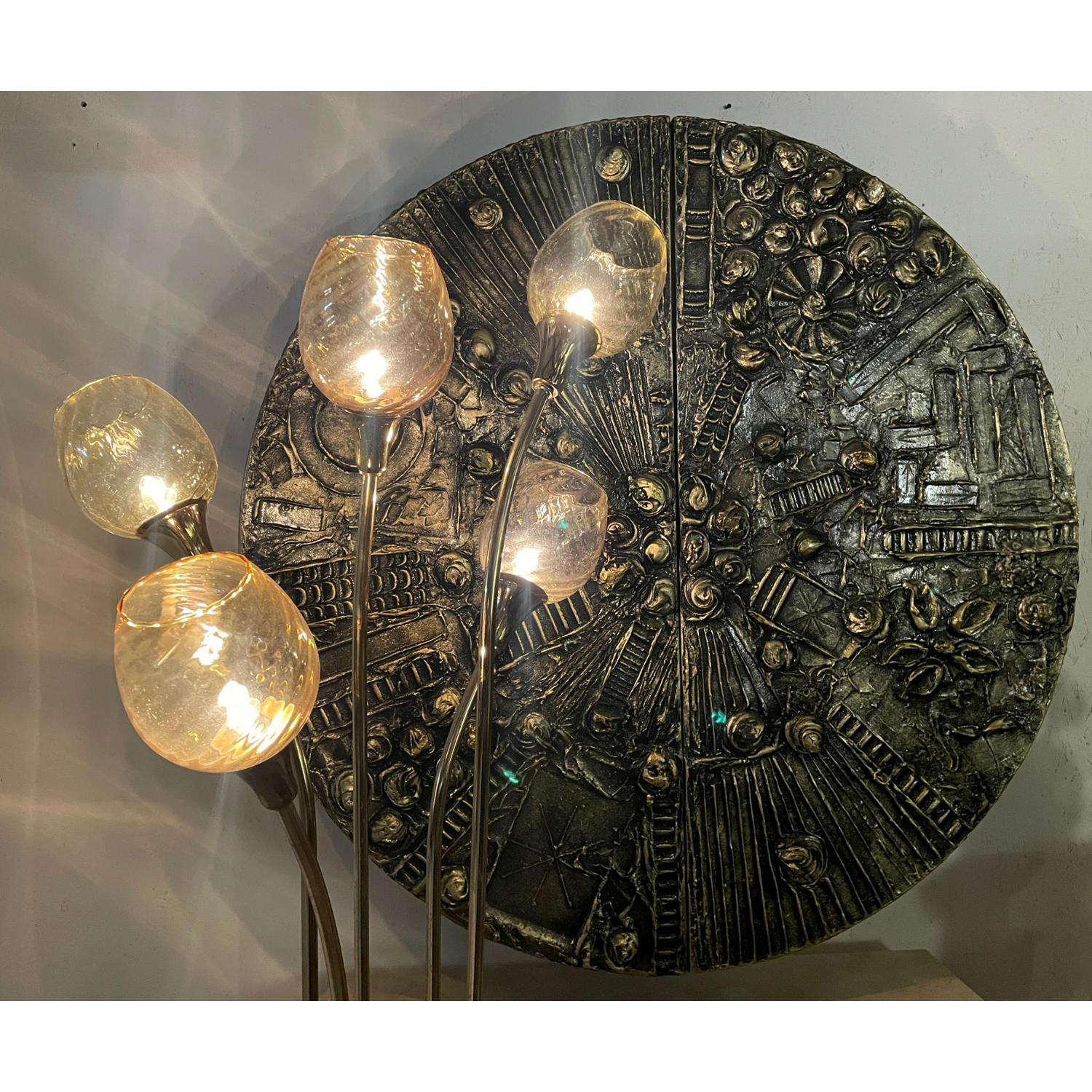 Lampada da terra a 5 teste in ottone dorato di metà secolo con diffusori in vetro ambrato in vendita 3