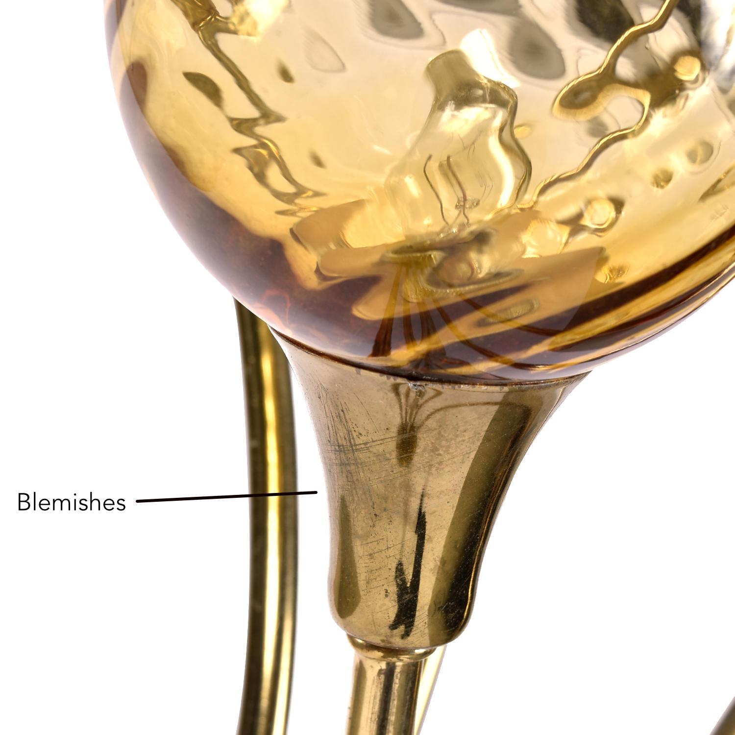 Lampada da terra a 5 teste in ottone dorato di metà secolo con diffusori in vetro ambrato in vendita 5
