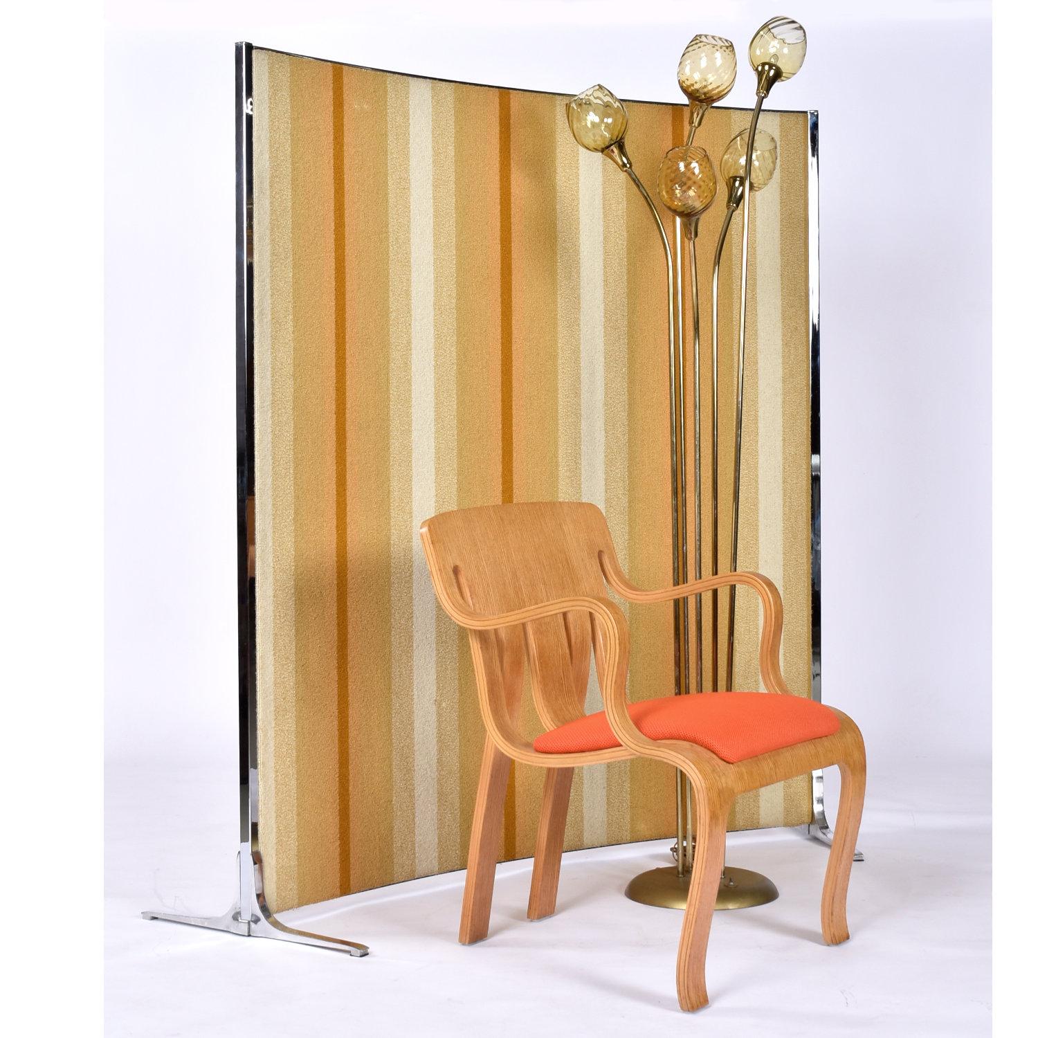Mid-Century moderno Lampada da terra a 5 teste in ottone dorato di metà secolo con diffusori in vetro ambrato in vendita