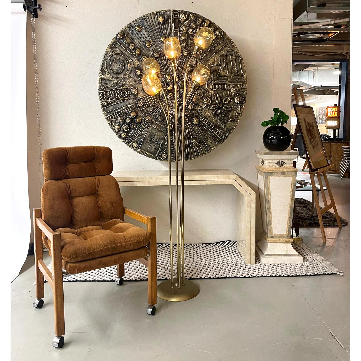 Lampada da terra a 5 teste in ottone dorato di metà secolo con diffusori in vetro ambrato In condizioni buone in vendita a Chattanooga, TN