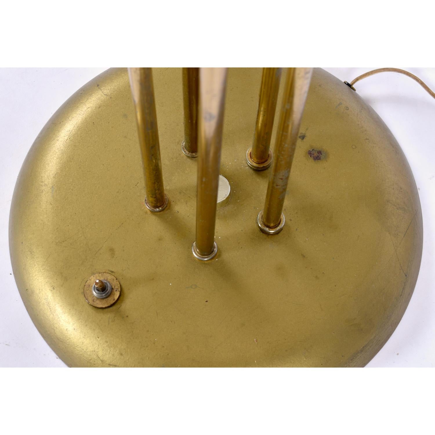Lampada da terra a 5 teste in ottone dorato di metà secolo con diffusori in vetro ambrato in vendita 1