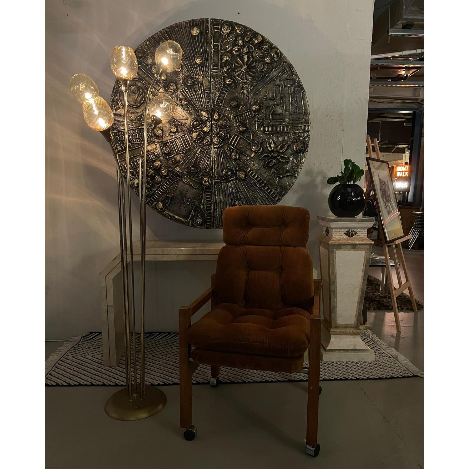 Lampada da terra a 5 teste in ottone dorato di metà secolo con diffusori in vetro ambrato in vendita 2
