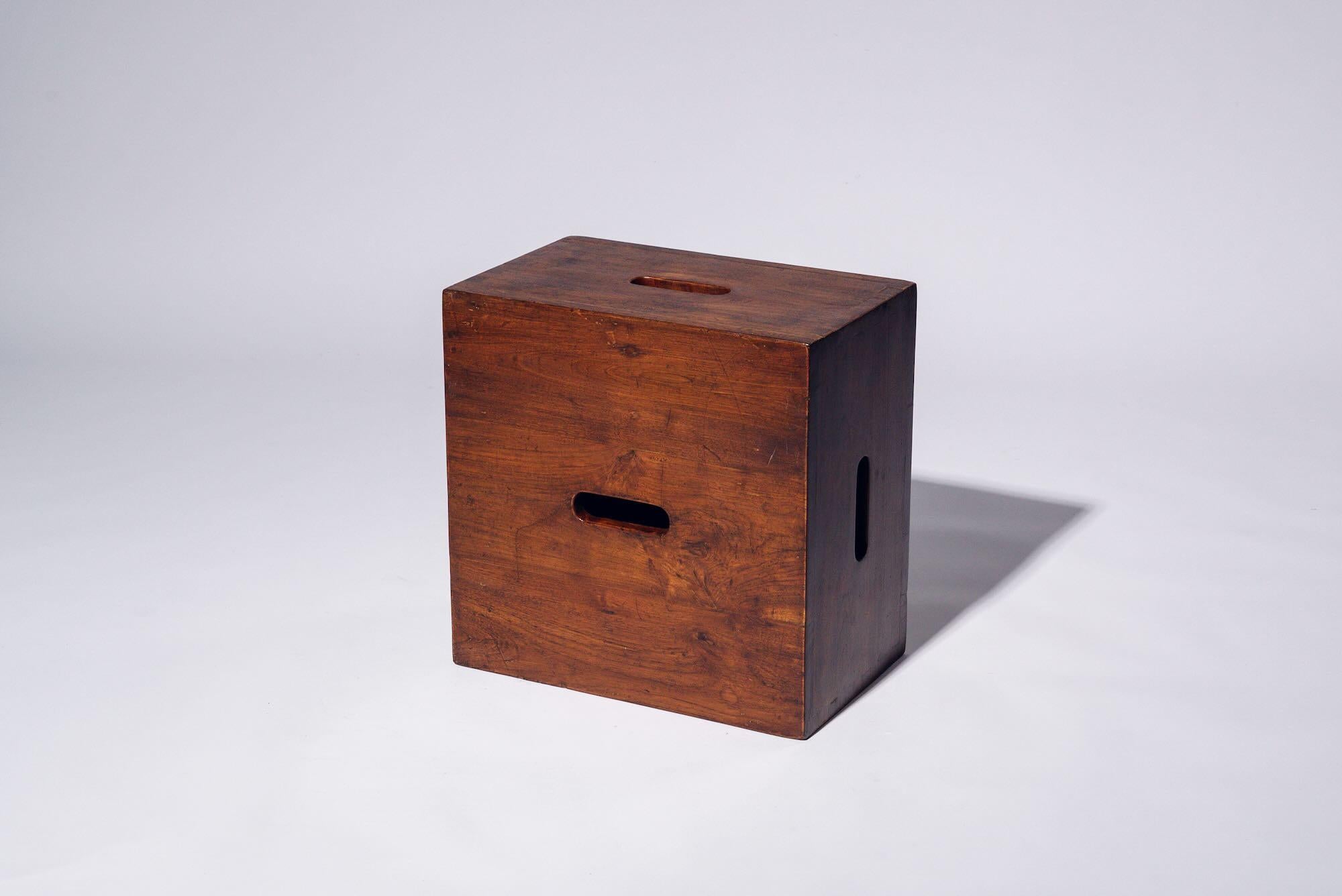 Une authentique pièce du milieu du siècle provenant de la légendaire commission Chandigarh de Pierre Jeanneret. Fabriqué en bois de teck.