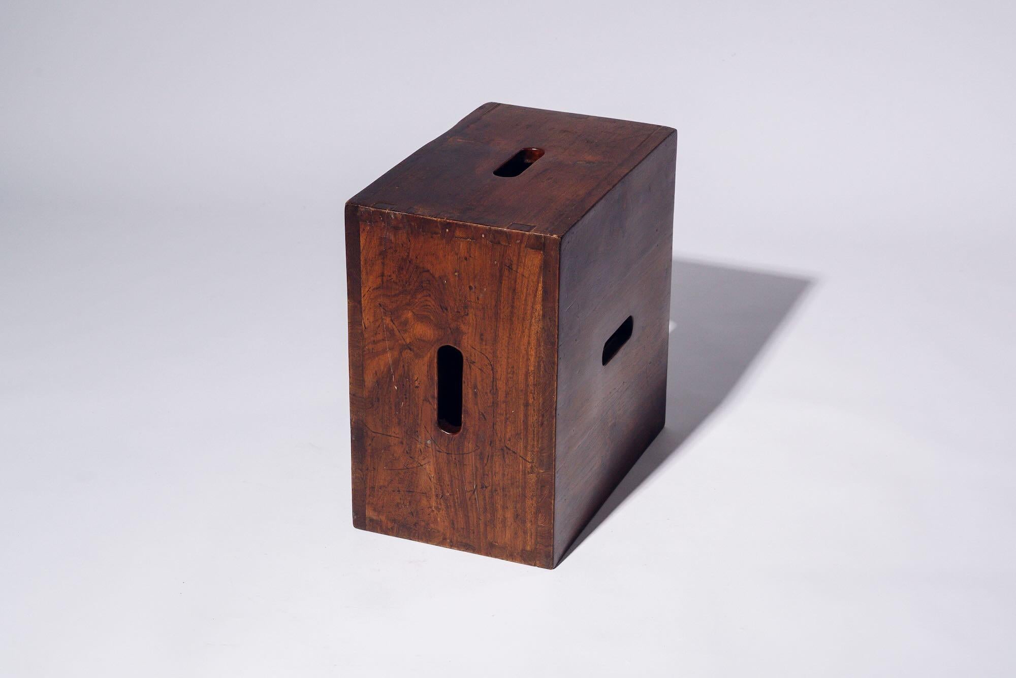 5-Loch-Holzbox von Le Corbusier für Chandigarh, Indien, CIRCA 1959 (Moderne der Mitte des Jahrhunderts) im Angebot