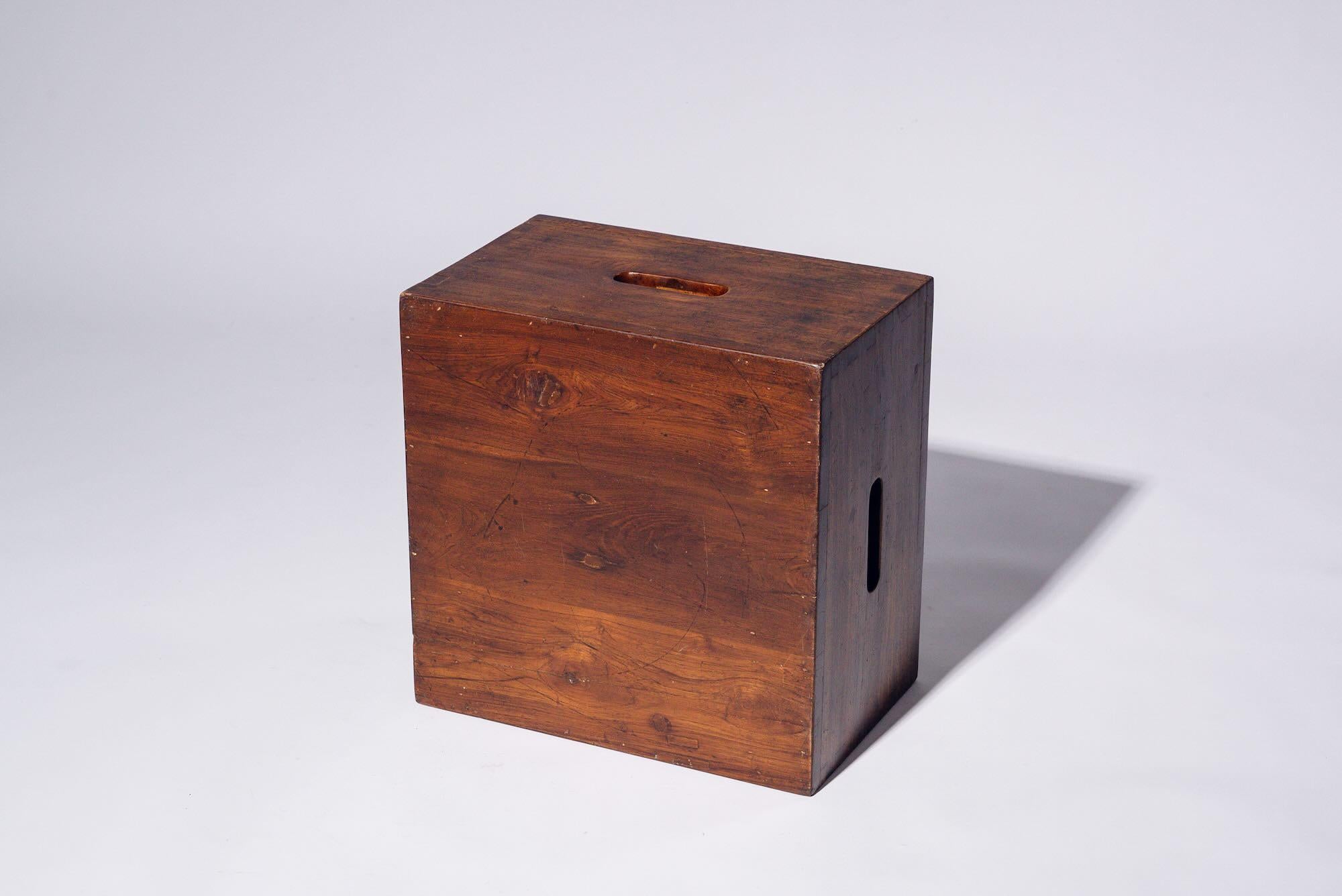 Indien Boîte à 5 trous en Wood par Le Corbusier pour Chandigarh, Inde, vers 1959 en vente