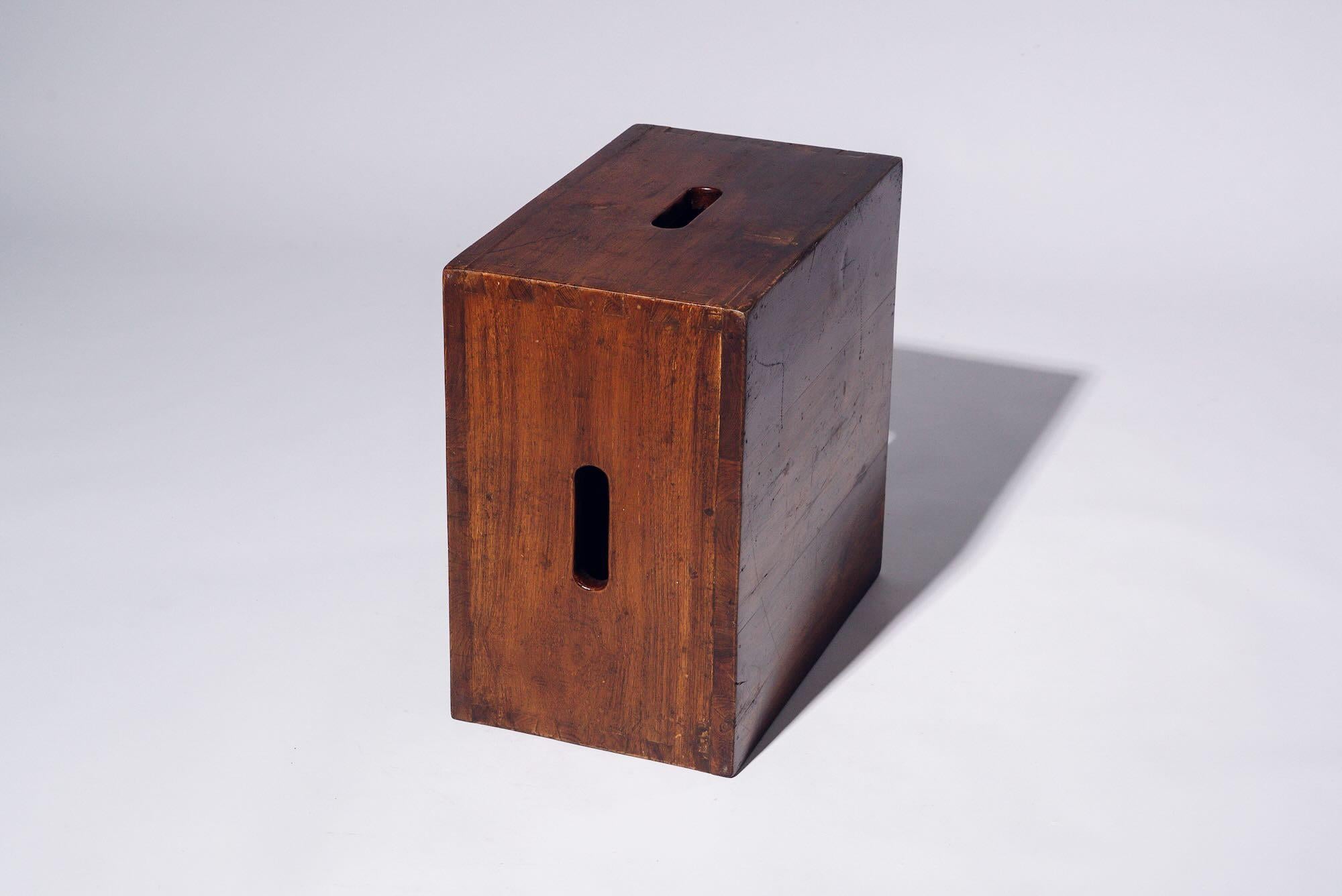 5-Loch-Holzbox von Le Corbusier für Chandigarh, Indien, CIRCA 1959 im Zustand „Gut“ im Angebot in Tokyo, JP