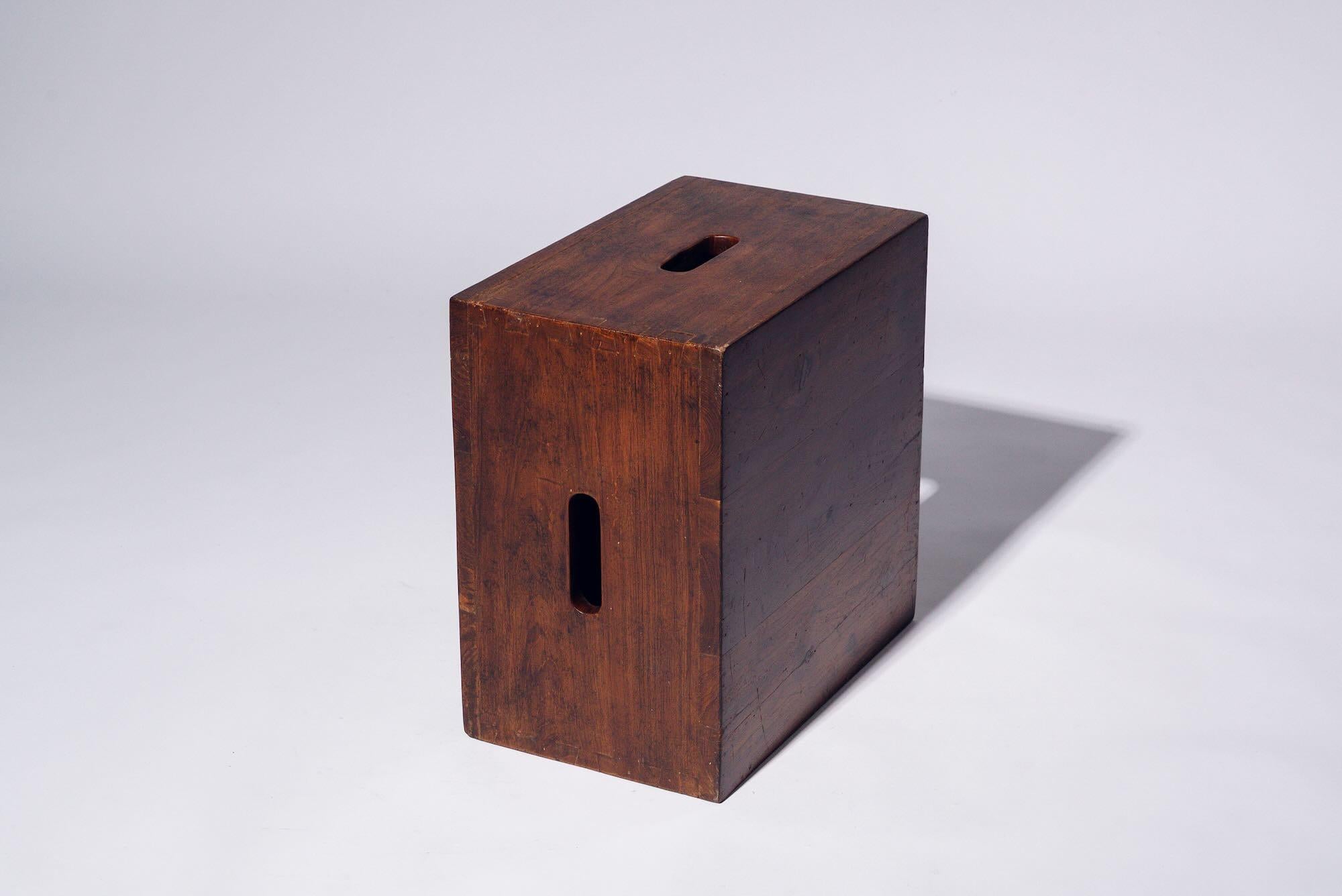 Boîte à 5 trous en Wood par Le Corbusier pour Chandigarh, Inde, vers 1959 Bon état - En vente à Tokyo, JP