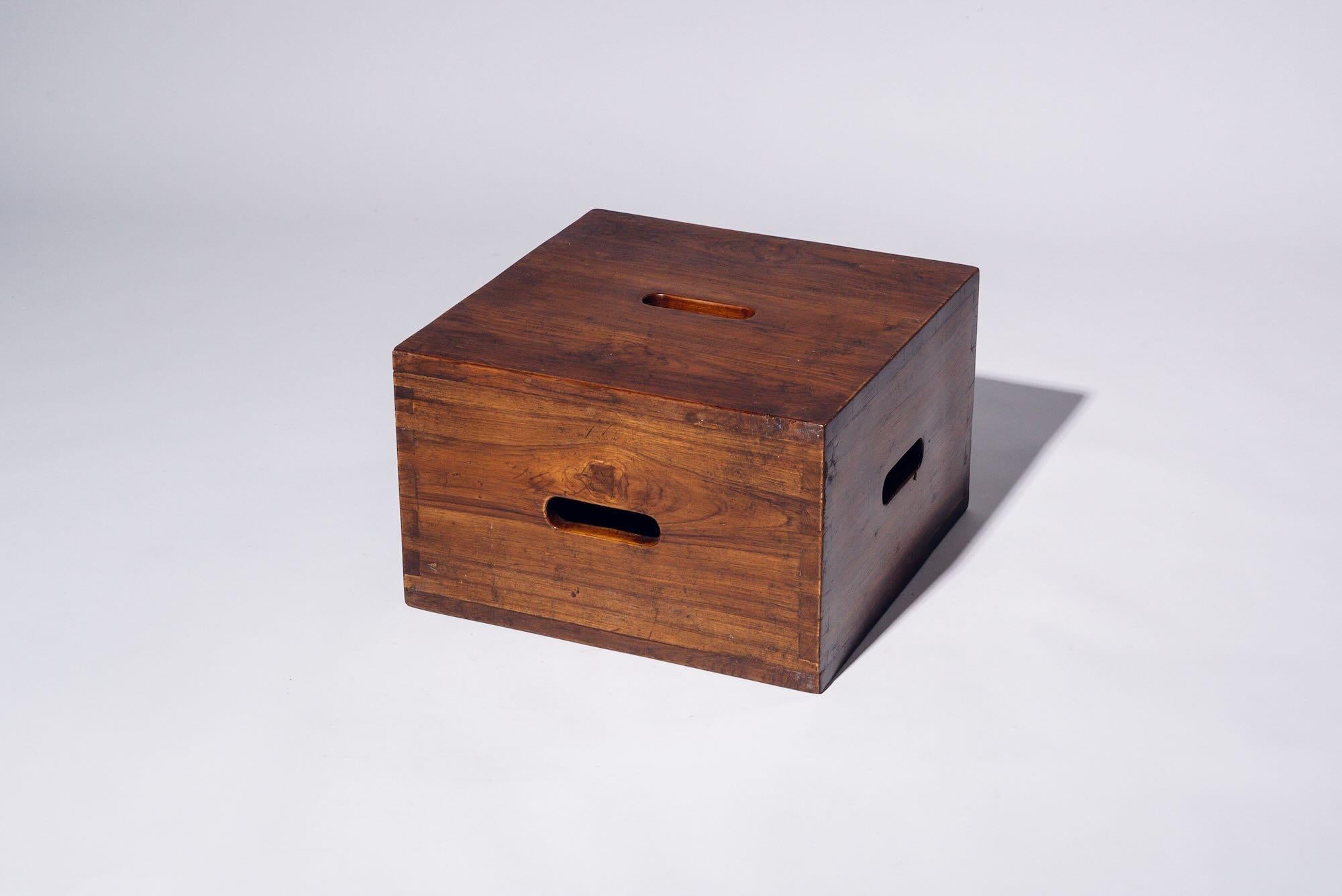 5-Loch-Holzbox von Le Corbusier für Chandigarh, Indien, CIRCA 1959 (20. Jahrhundert) im Angebot