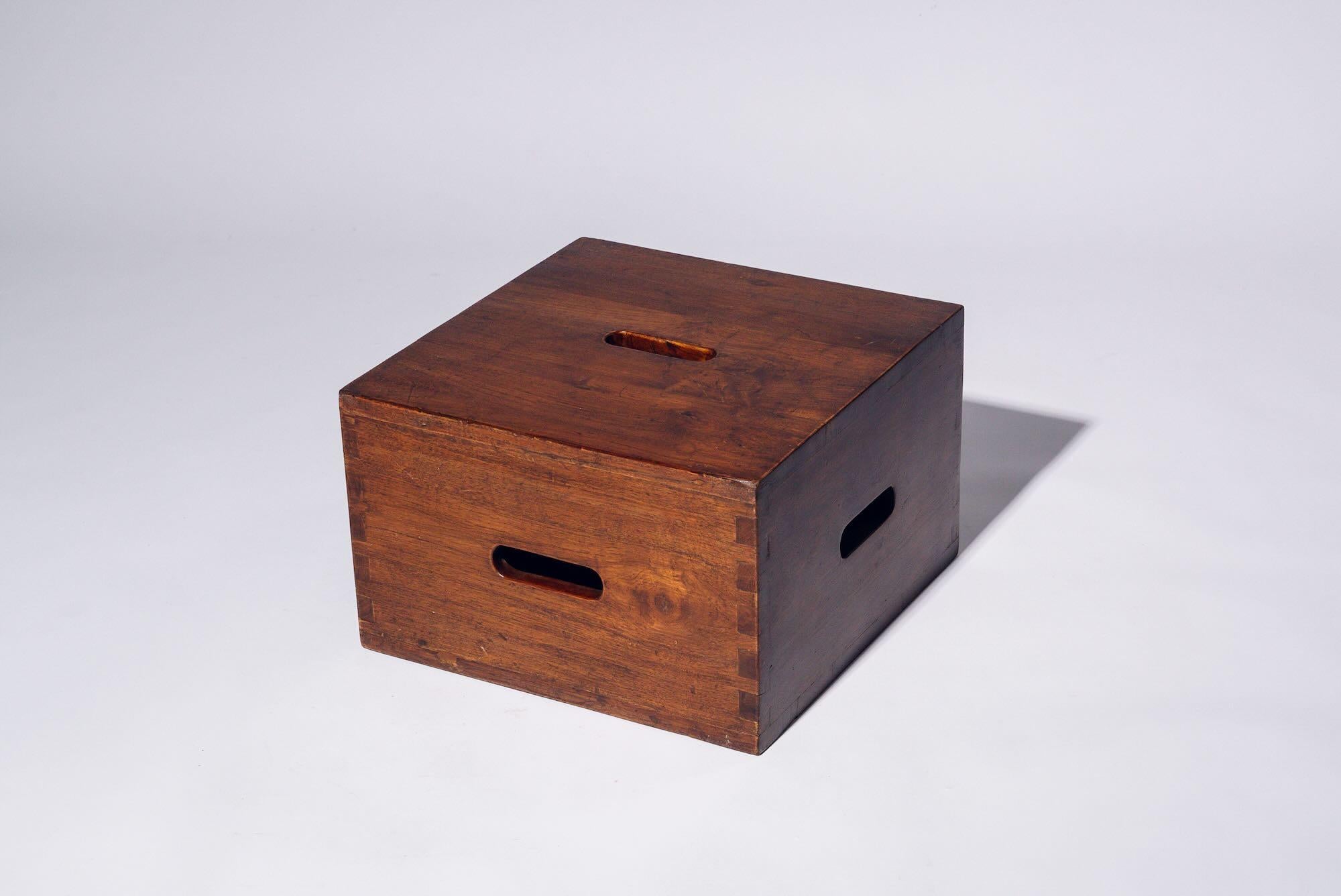 20ième siècle Boîte à 5 trous en Wood par Le Corbusier pour Chandigarh, Inde, vers 1959 en vente
