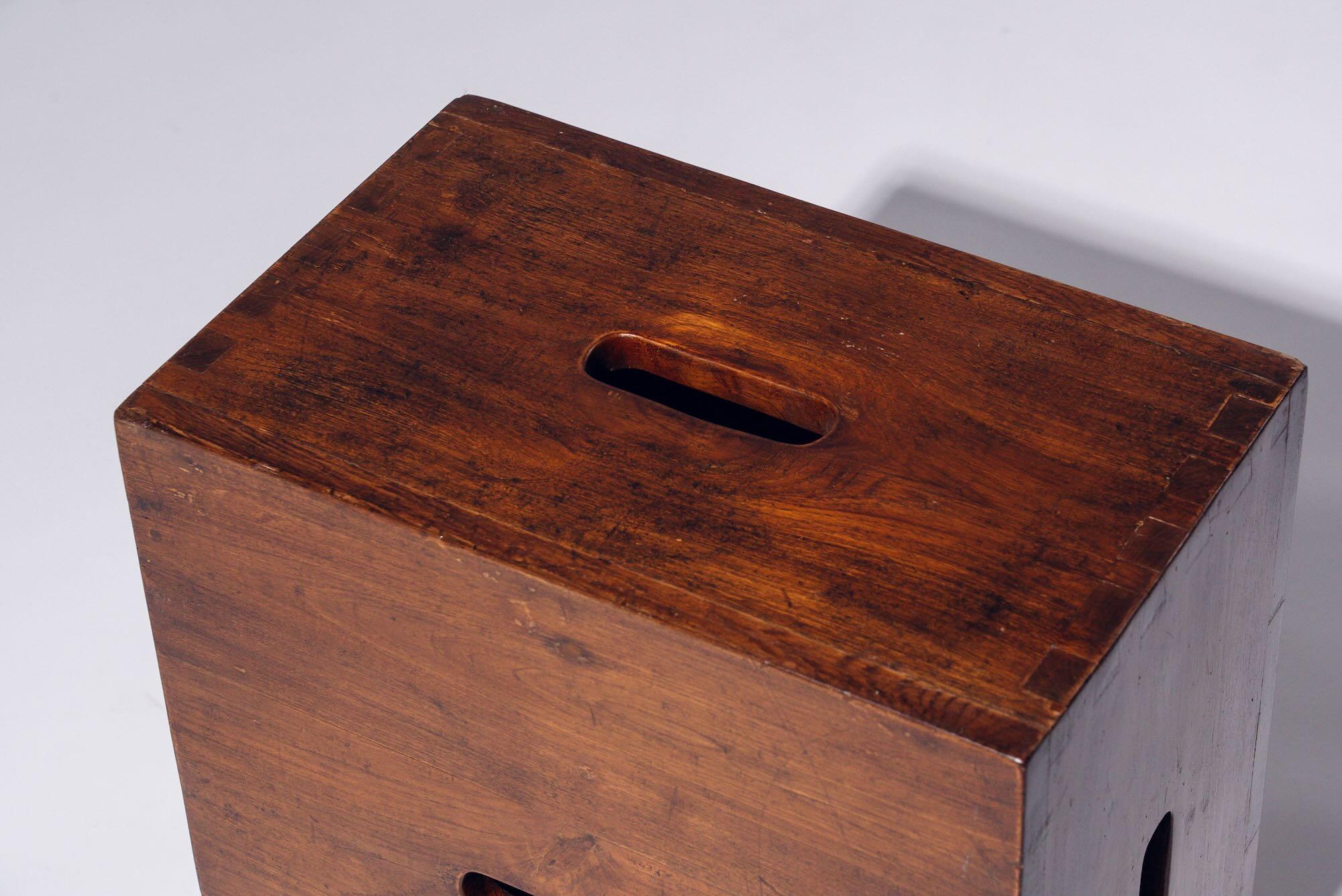 Teck Boîte à 5 trous en Wood par Le Corbusier pour Chandigarh, Inde, vers 1959 en vente