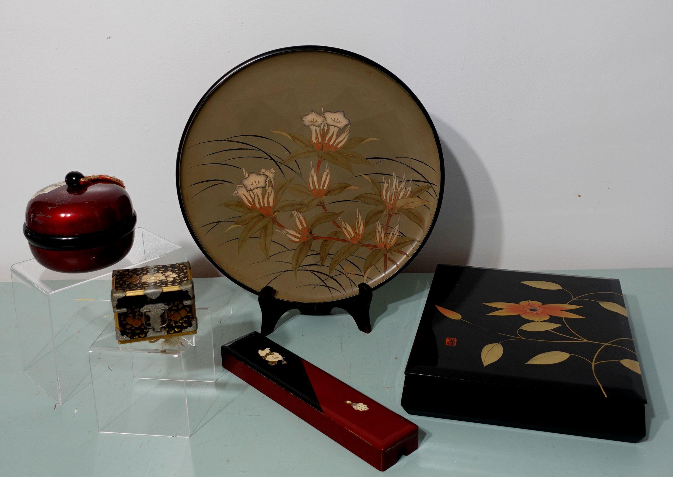 This lot presents 5 beautiful Japanese lacquer works all hand-painted including:
1. a lidded rice bowl, 4.5 diameter x 4
