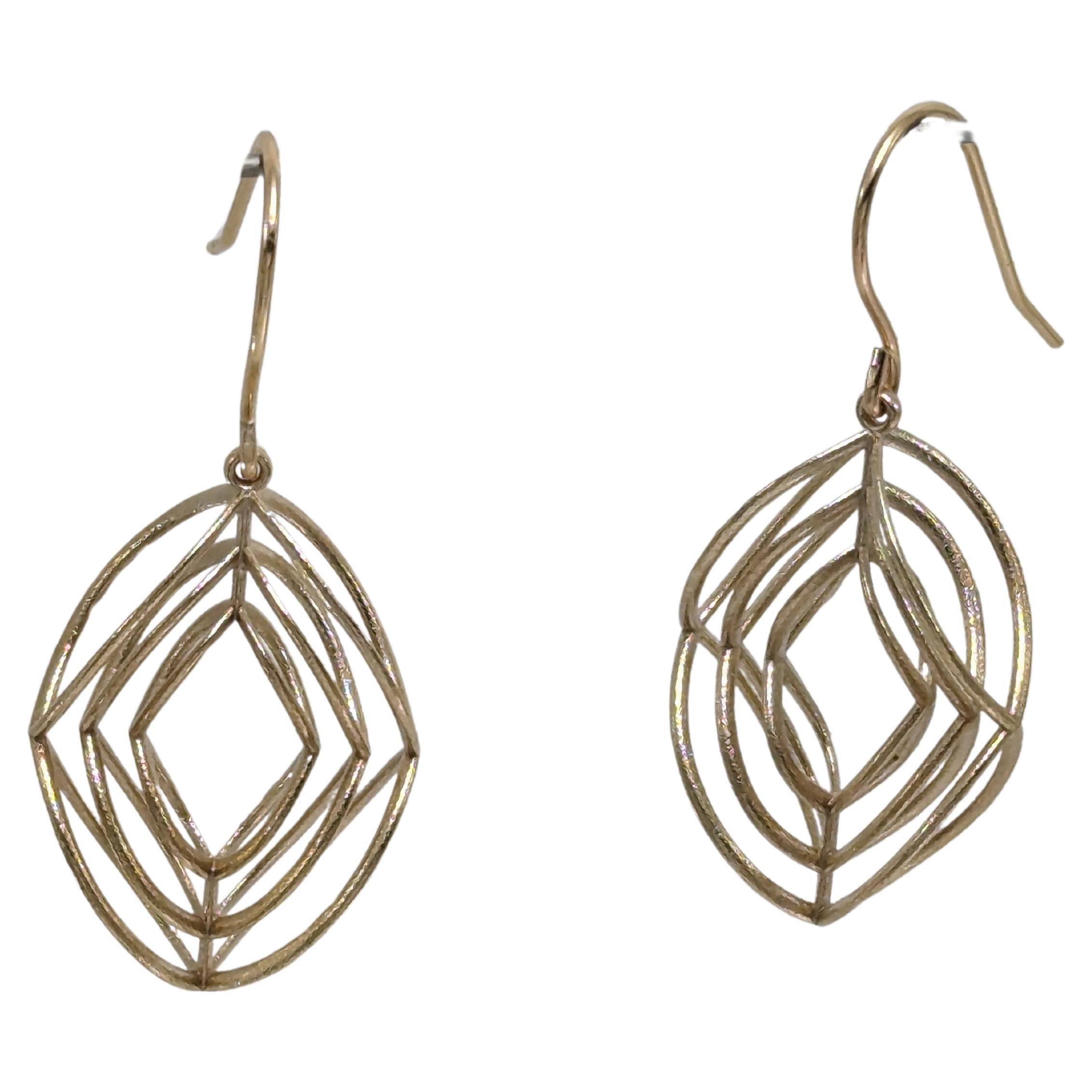 El diseñador de Tiffany, Thomas Kurilla, creó estos pendientes romboidales de 3 filas de oro amarillo de 5 quilates. Mi fundidor es de oro amarillo de 5 quilates. Además de oro de 20k, 22k y 24k. No puedo parar con esta forma de rombo. Es mi  forma