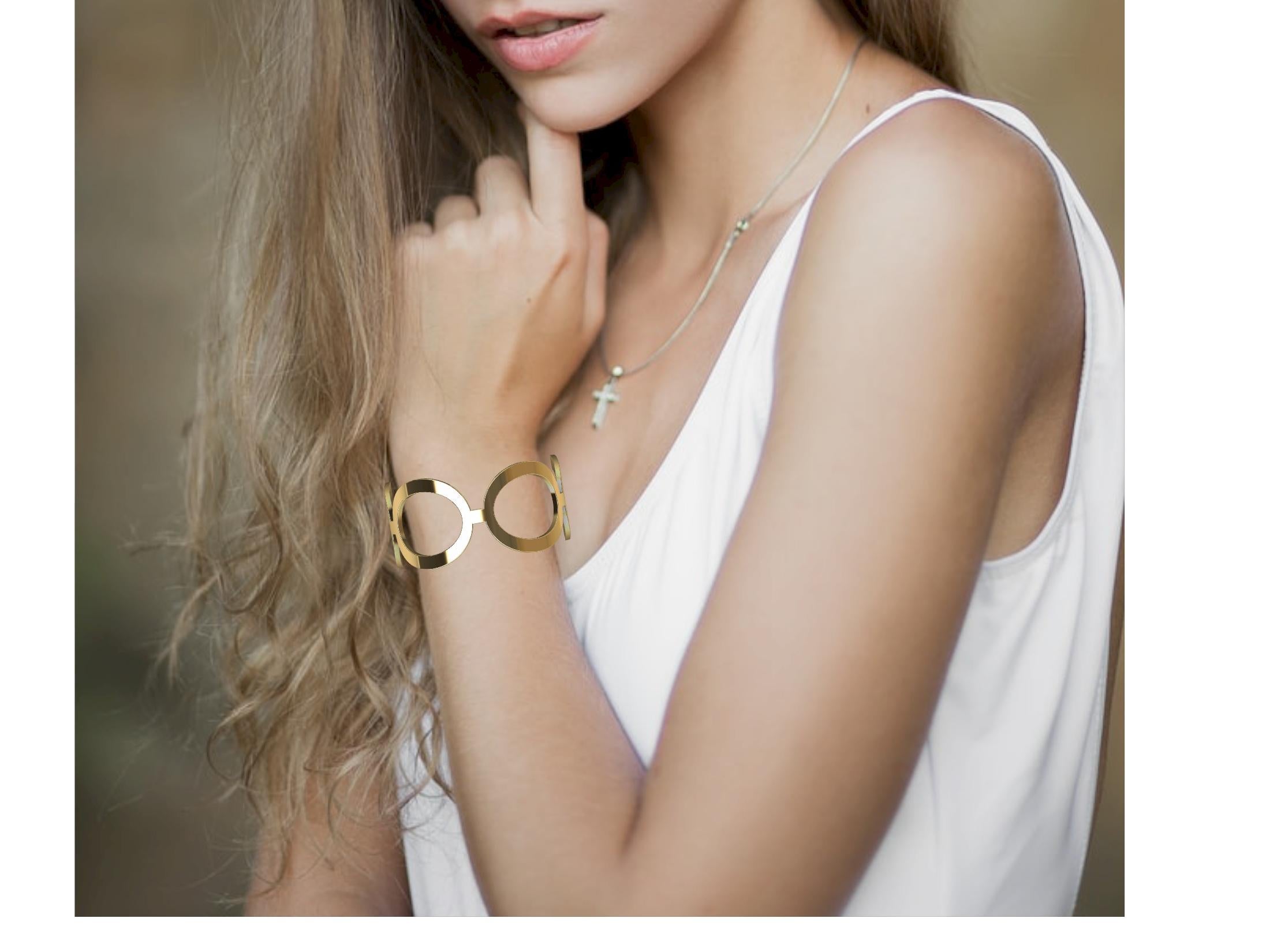 Le designer de Tiffany, Thomas Kurilla, a créé cette 5  Bracelet manchette ovale en or jaune karat, 4 x 2 mm d'épaisseur x 29 mm de largeur. J'ai conçu et fabriqué cette manchette en argent pour Tiffany & Co. J'utilisais des formes ovales simples