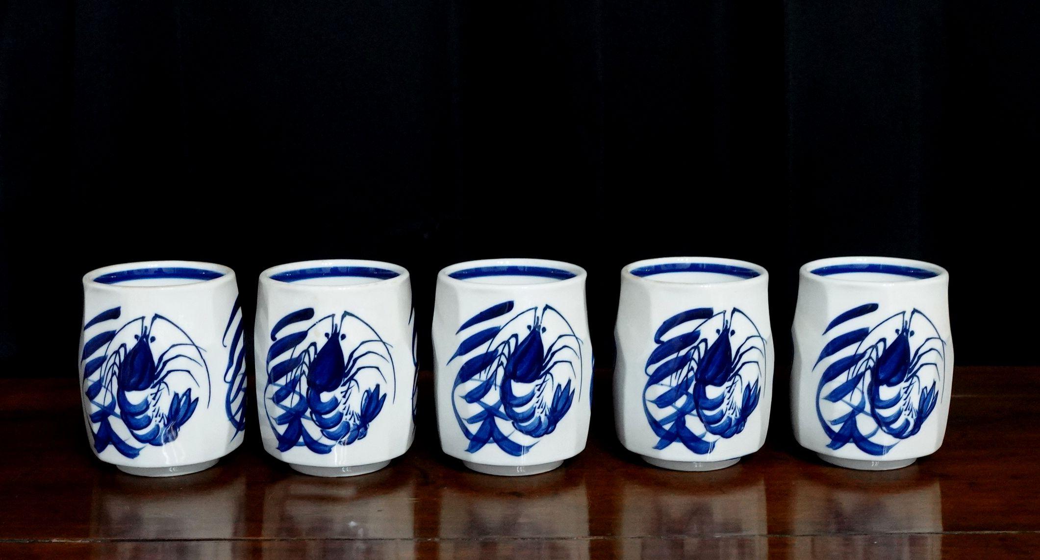 Mid-Century Modern 5 grandes tasses à thé japonaises bleues et blanches en poterie d'atelier du milieu du siècle dernier en vente
