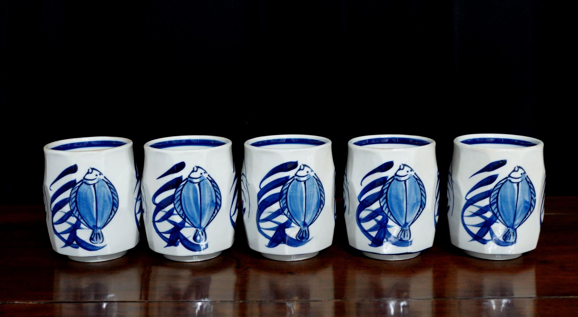 Japonais 5 grandes tasses à thé japonaises bleues et blanches en poterie d'atelier du milieu du siècle dernier en vente