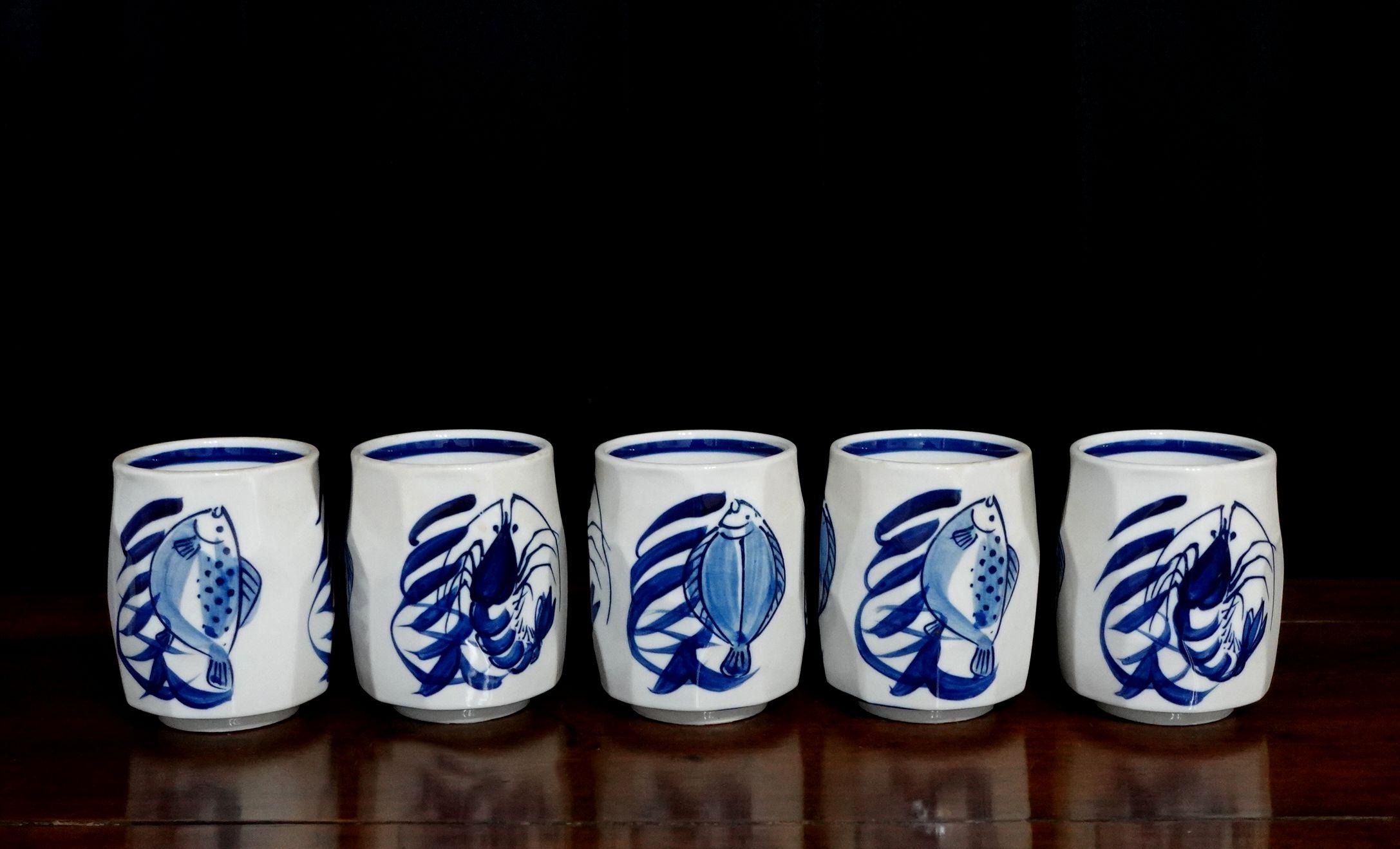 Fait main 5 grandes tasses à thé japonaises bleues et blanches en poterie d'atelier du milieu du siècle dernier en vente