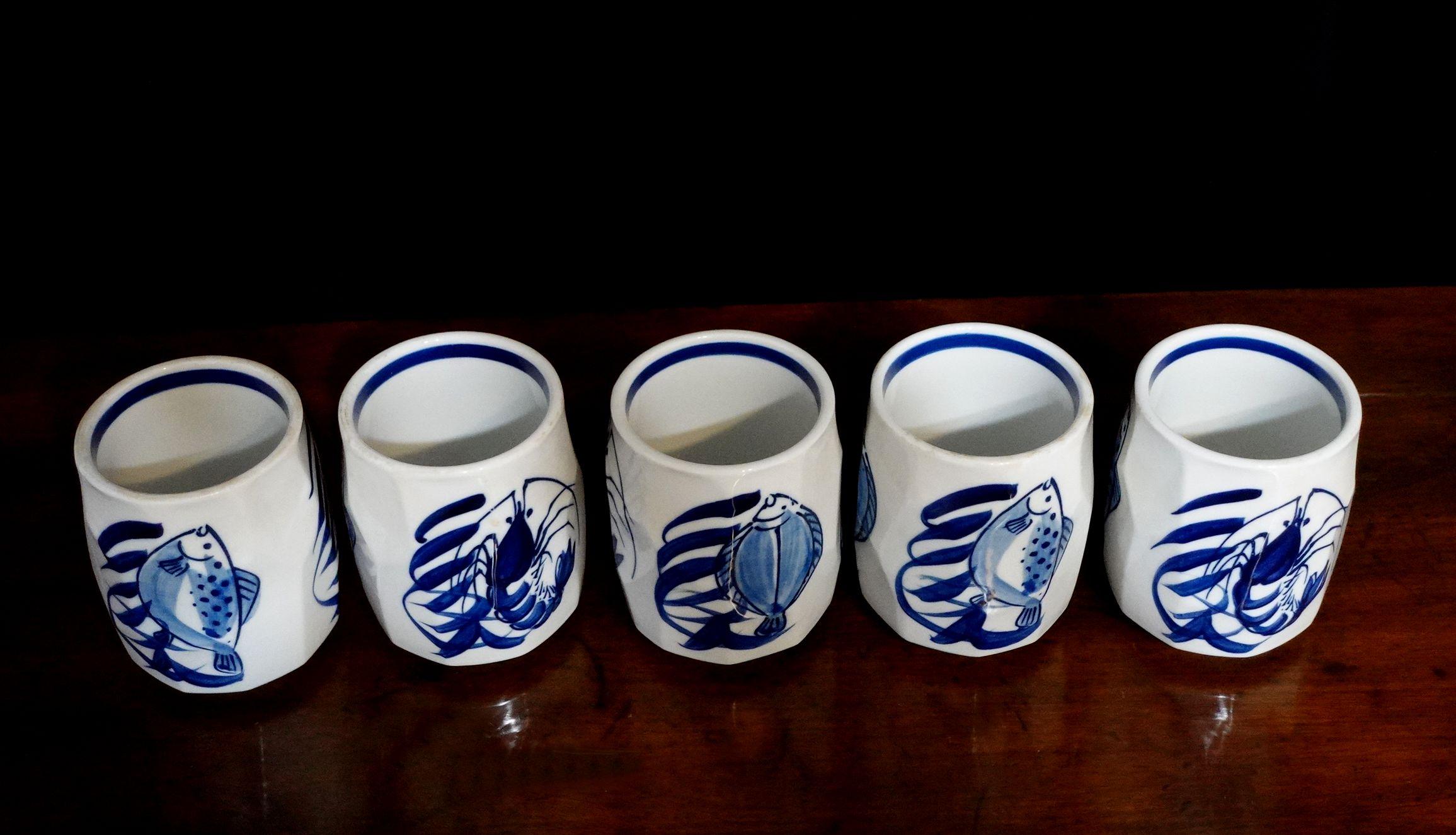 5 grandes tasses à thé japonaises bleues et blanches en poterie d'atelier du milieu du siècle dernier Excellent état - En vente à Norton, MA