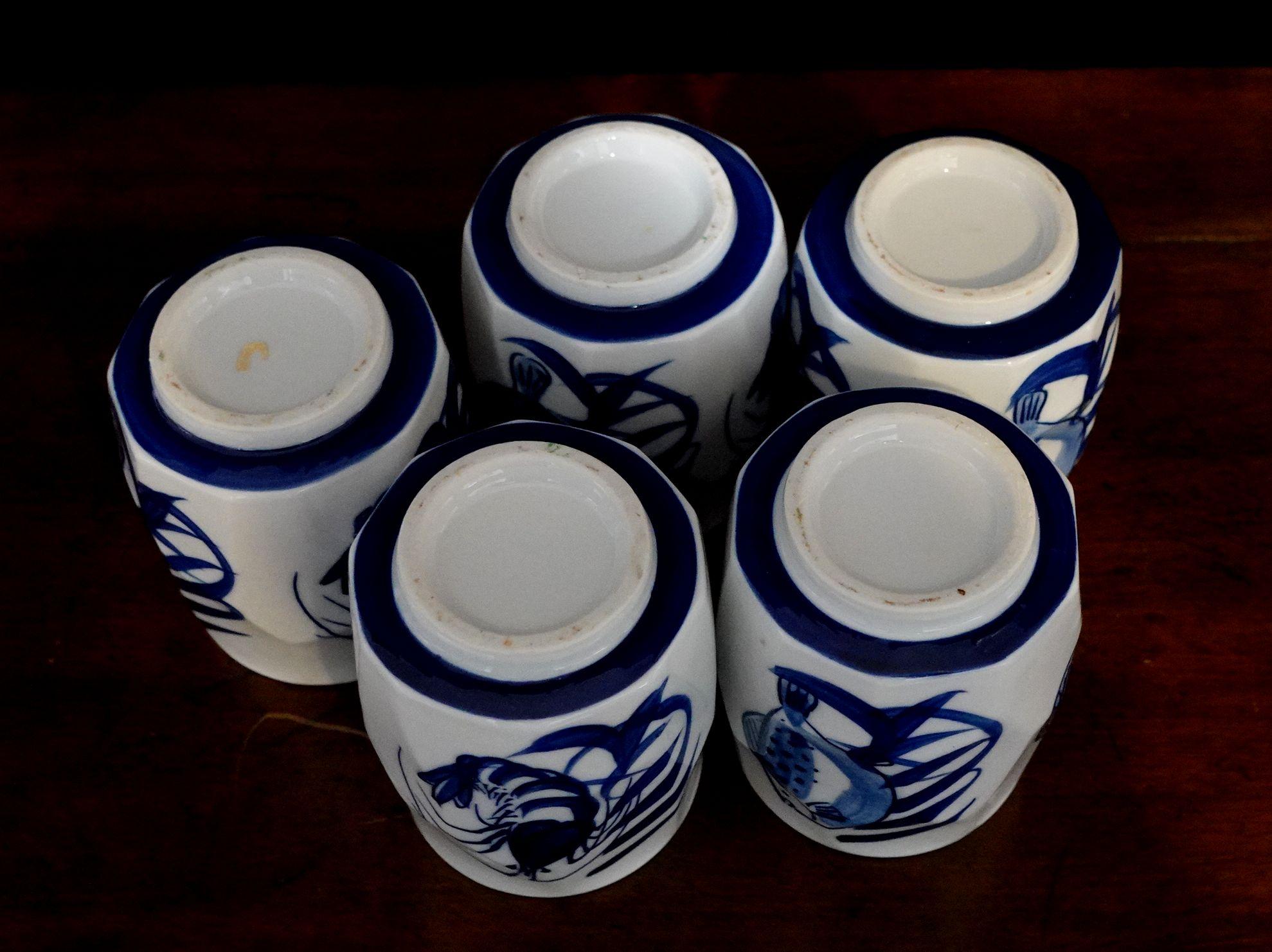 Grès 5 grandes tasses à thé japonaises bleues et blanches en poterie d'atelier du milieu du siècle dernier en vente