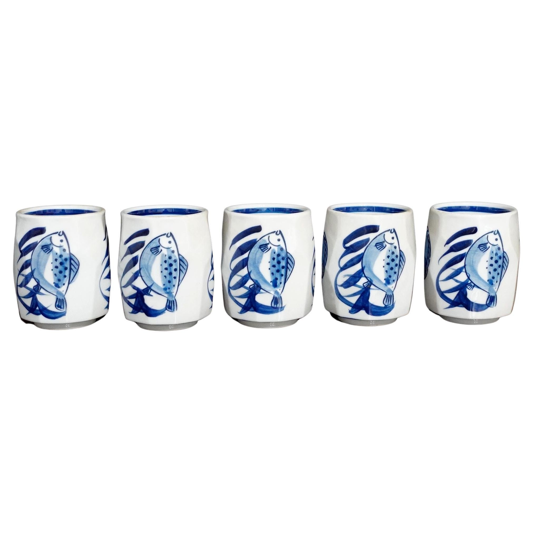 5 große japanische blau-weiße Teebecher aus Studio Pottery aus der Mitte des Jahrhunderts