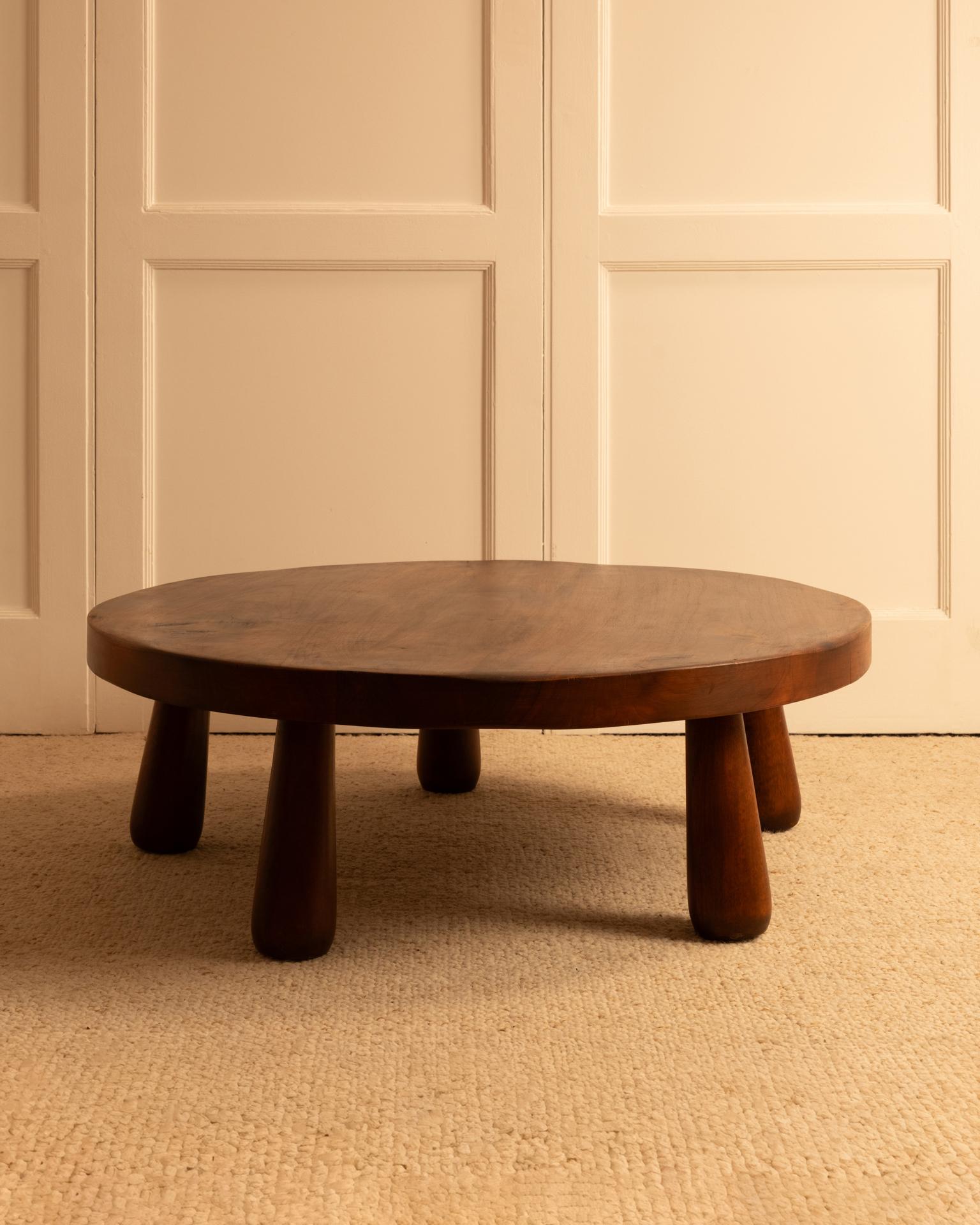5-Leg Coffee Table - France, 1970s

Circular solid oak table featuring a thick top resting on 5 bullet-shaped legs.
The originality of the number of legs, their rounded shapes, and their oblique positioning give this brutalist table a unique and