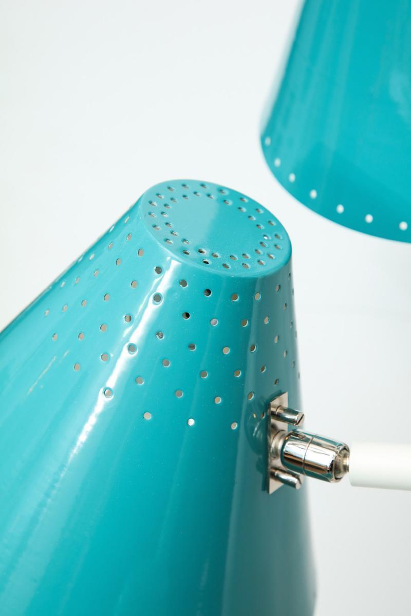 lampadaire 5 Lumières de Roberto Giulio Rida.  Grand lampadaire avec 5 abat-jour coniques articulés bleu sarcelle avec découpes. Base circulaire épaisse en marbre avec interrupteur au sol. Structure en métal laqué et nickelé. Chaque cône dissimule
