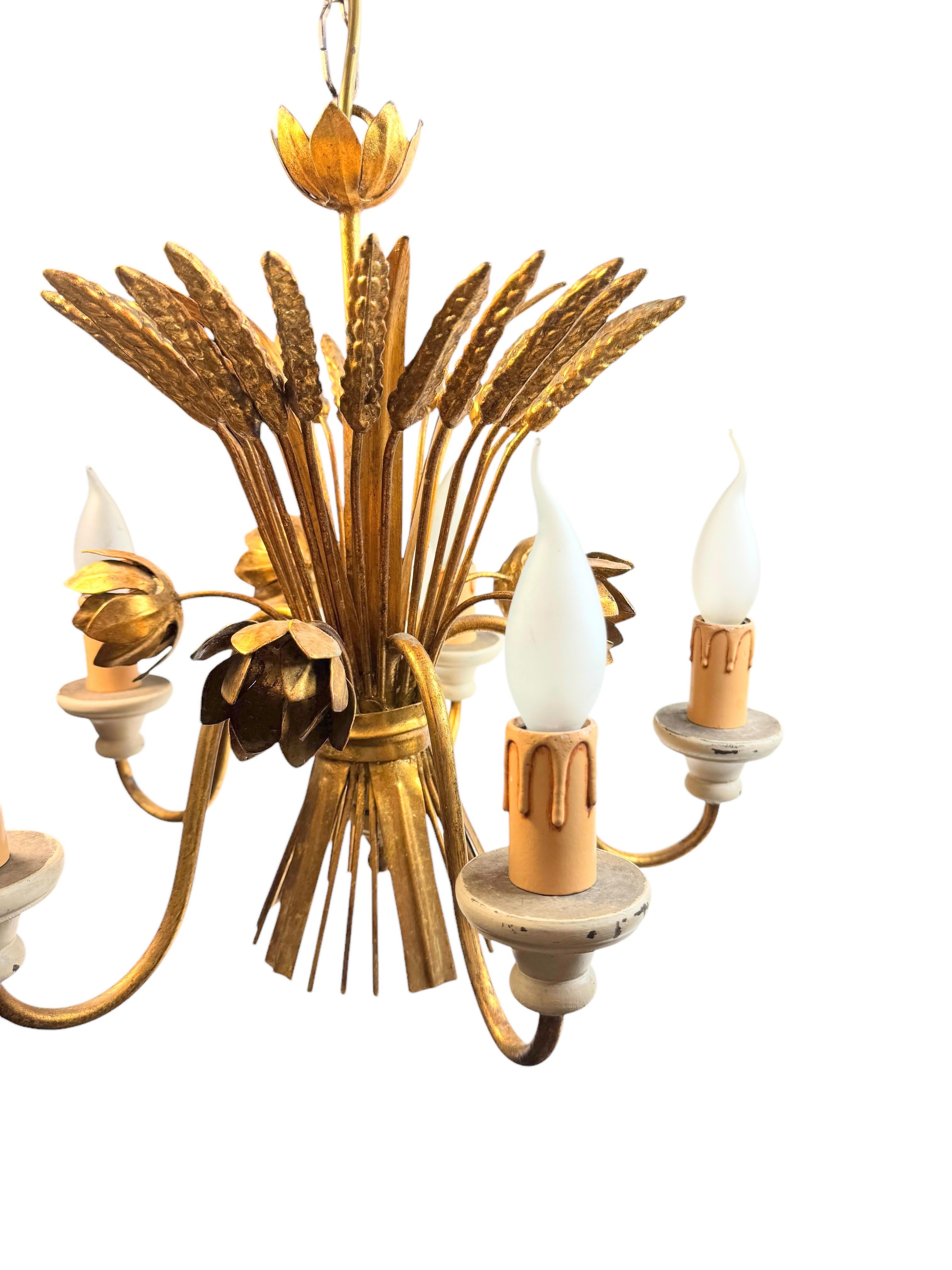 Lampadario a 5 luci in metallo dorato a forma di covone di rose Tole Toleware Coco Chanel in vendita 2