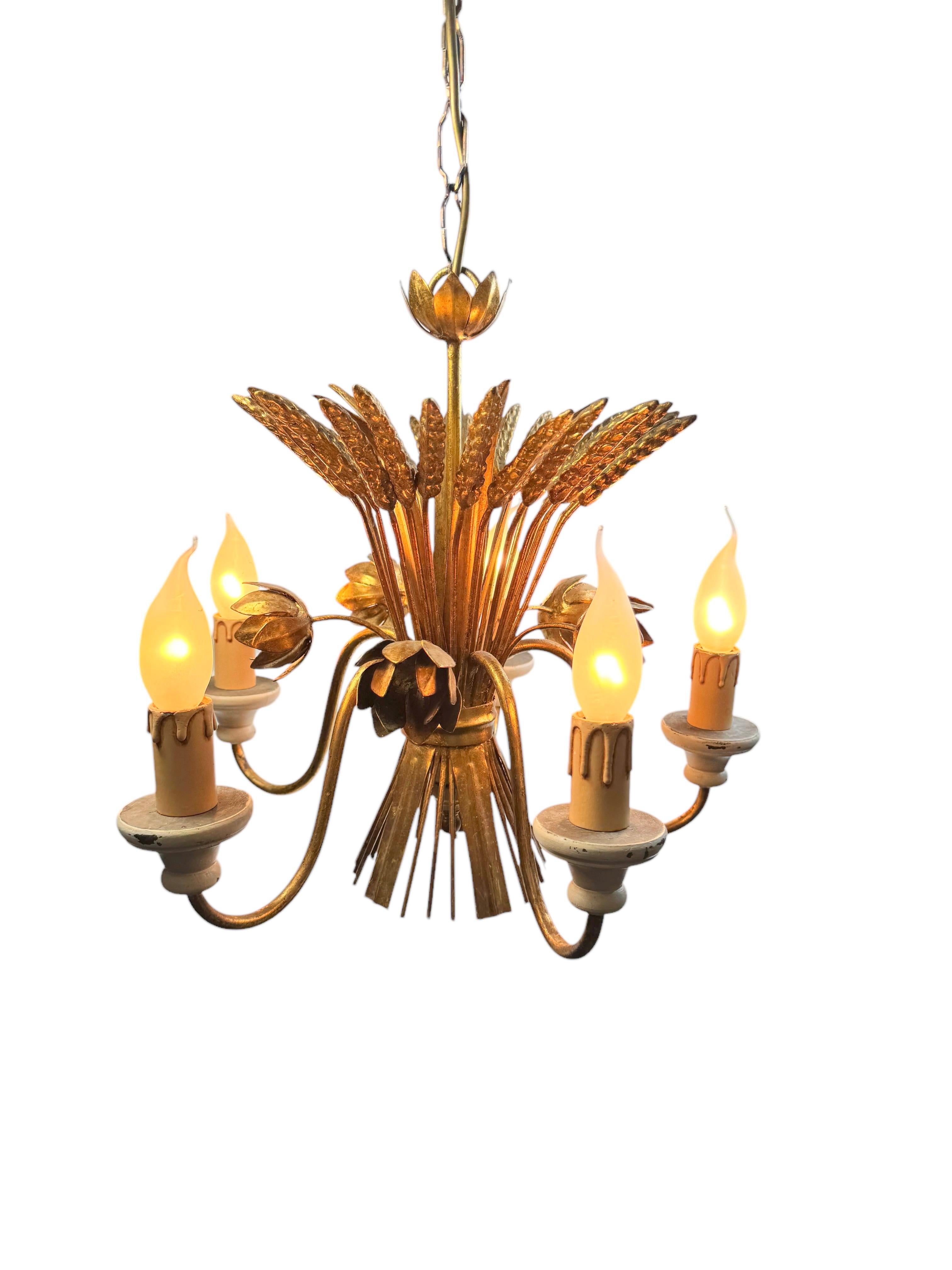 Lampadario a 5 luci in metallo dorato a forma di covone di rose Tole Toleware Coco Chanel in vendita 3