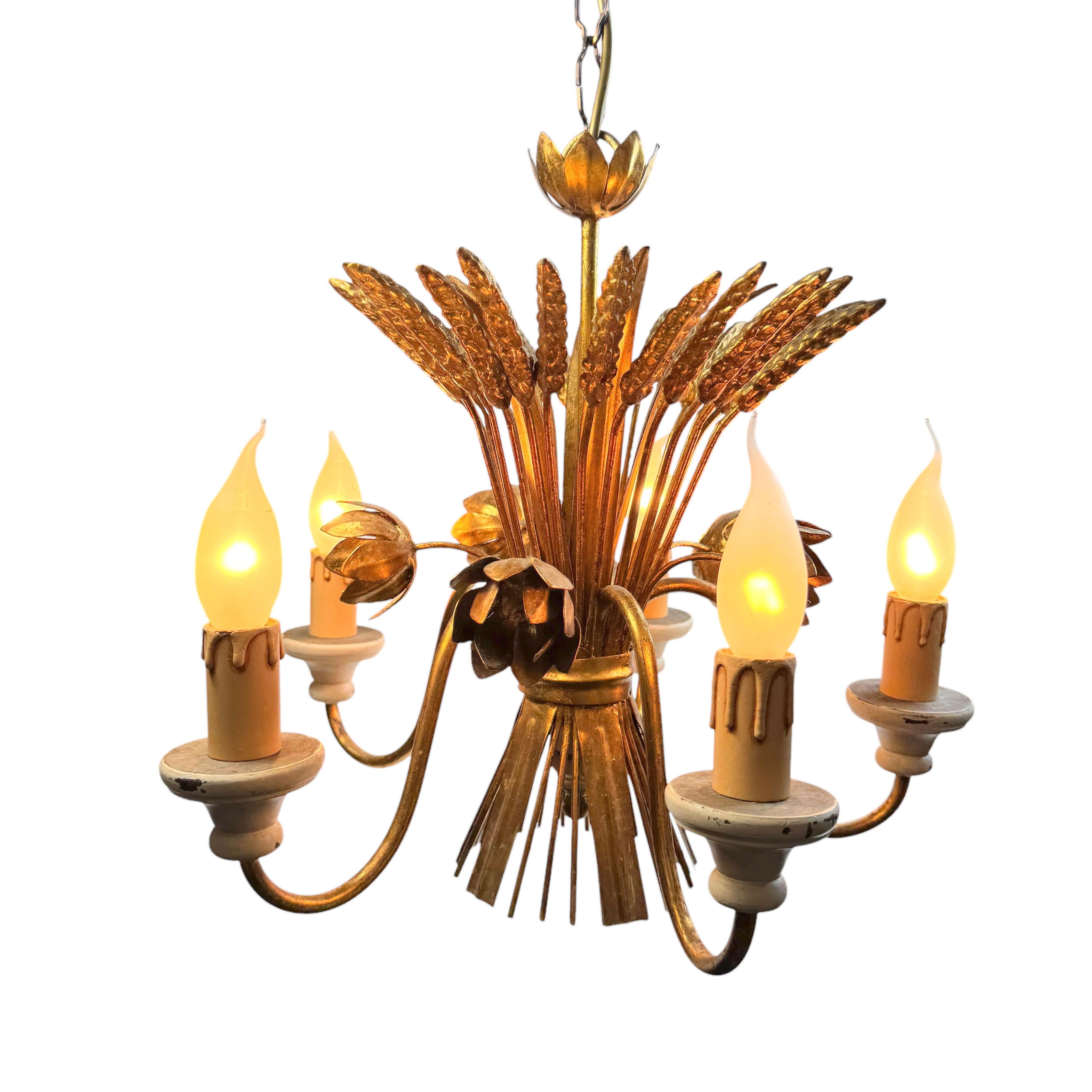 Lampadario a 5 luci in metallo dorato a forma di covone di rose Tole Toleware Coco Chanel in vendita 4