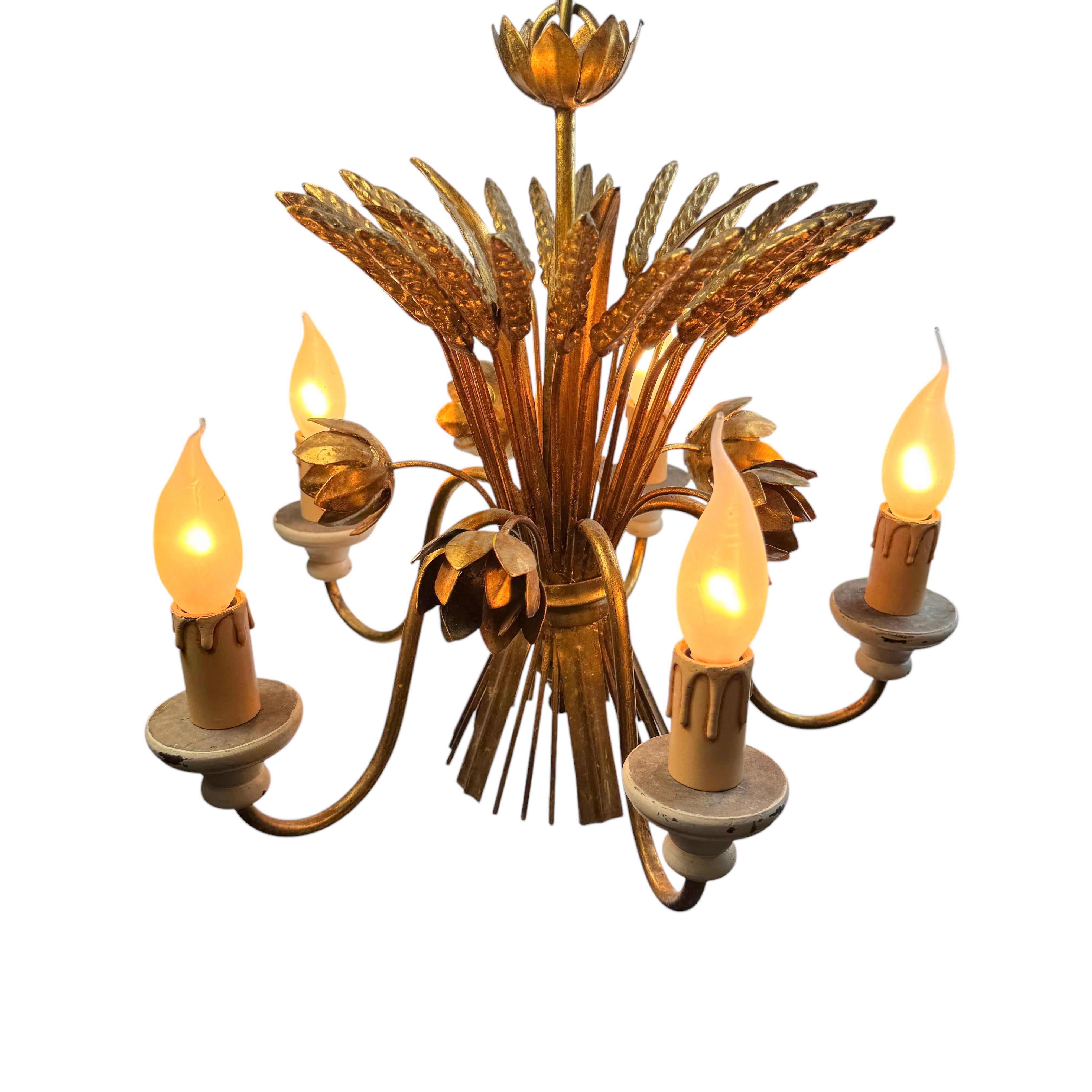 Lampadario a 5 luci in metallo dorato a forma di covone di rose Tole Toleware Coco Chanel in vendita 5