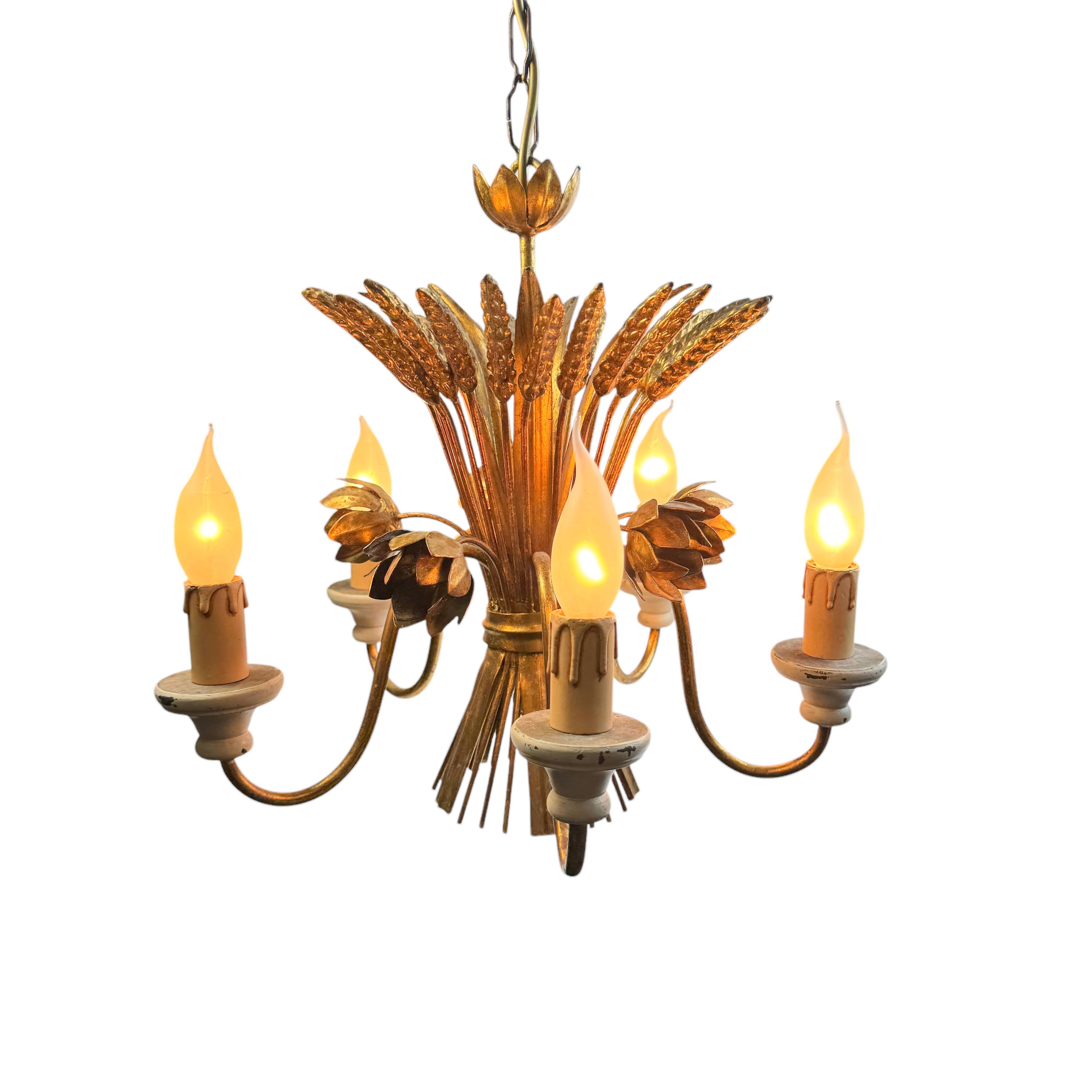 Lampadario a 5 luci in metallo dorato a forma di covone di rose Tole Toleware Coco Chanel in vendita 6