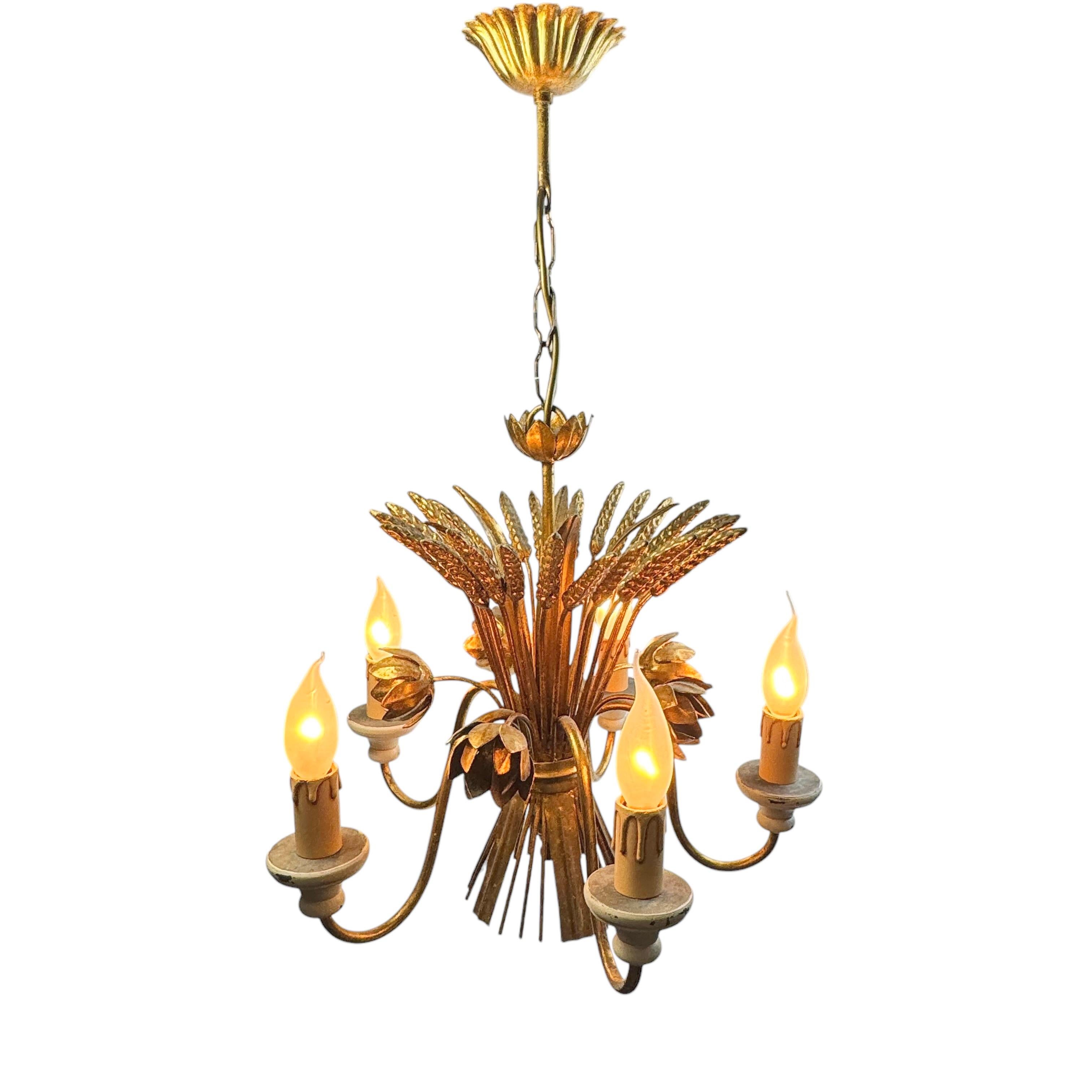 Lampadario a 5 luci in metallo dorato a forma di covone di rose Tole Toleware Coco Chanel in vendita 7