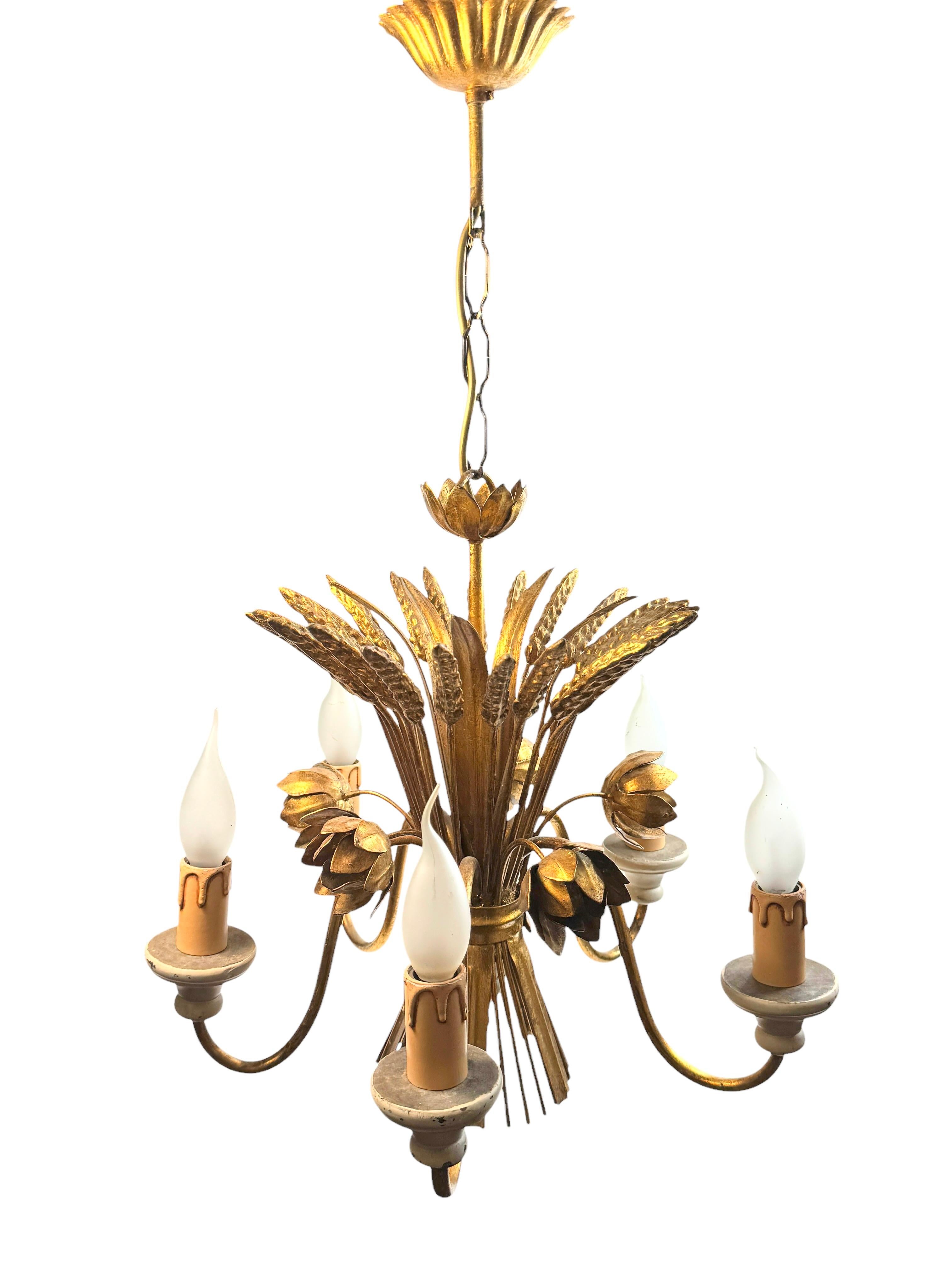 Lampadario a cinque luci con covoni di grano dorato tedesco Coco Chanel In stile Hollywood Regency, questo lampadario, ispirato a Coco Chanel, con covoni di grano ha cinque rami con portalampade a goccia. Questa lampada a sospensione a tole ha una