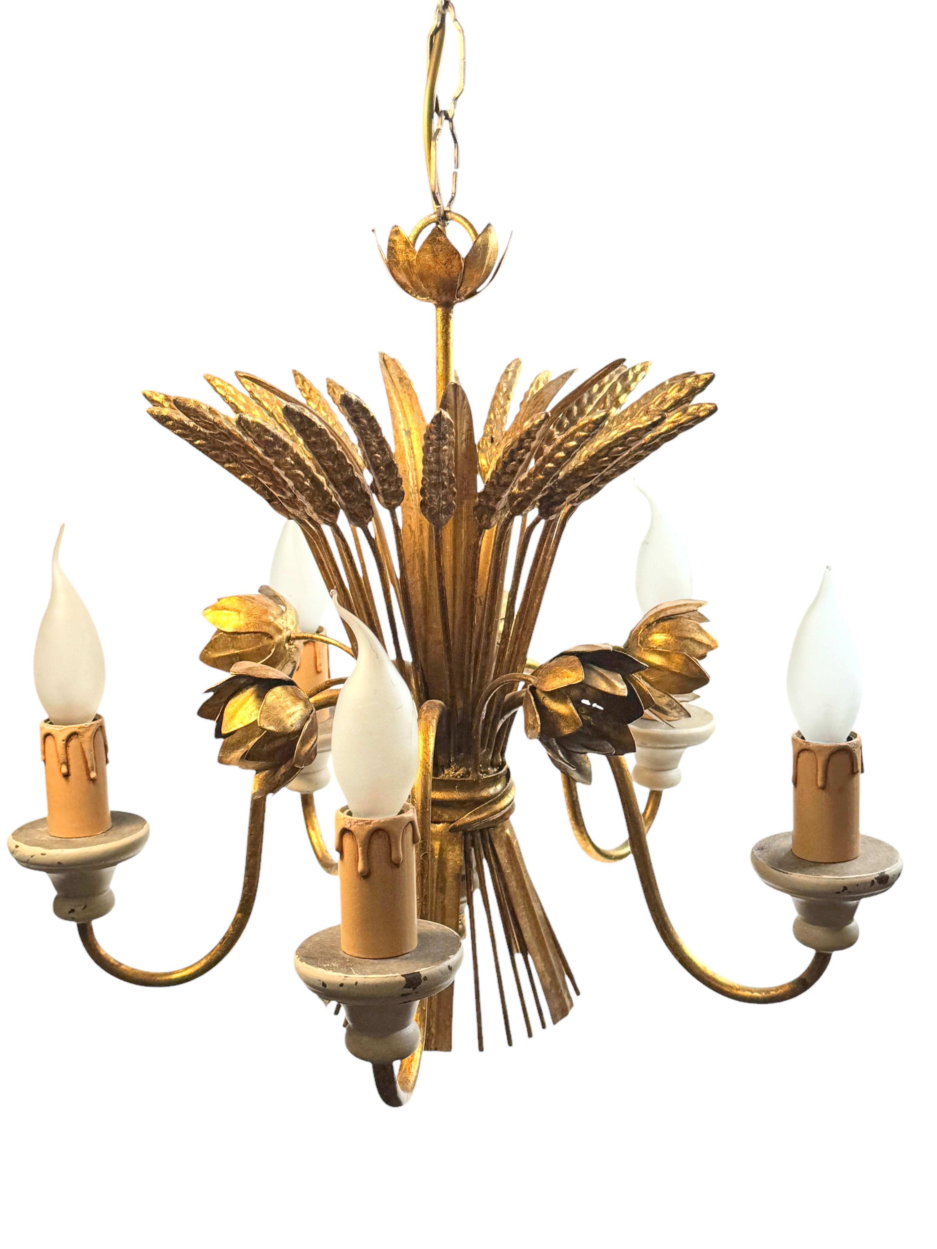 Hollywood Regency Lampadario a 5 luci in metallo dorato a forma di covone di rose Tole Toleware Coco Chanel in vendita