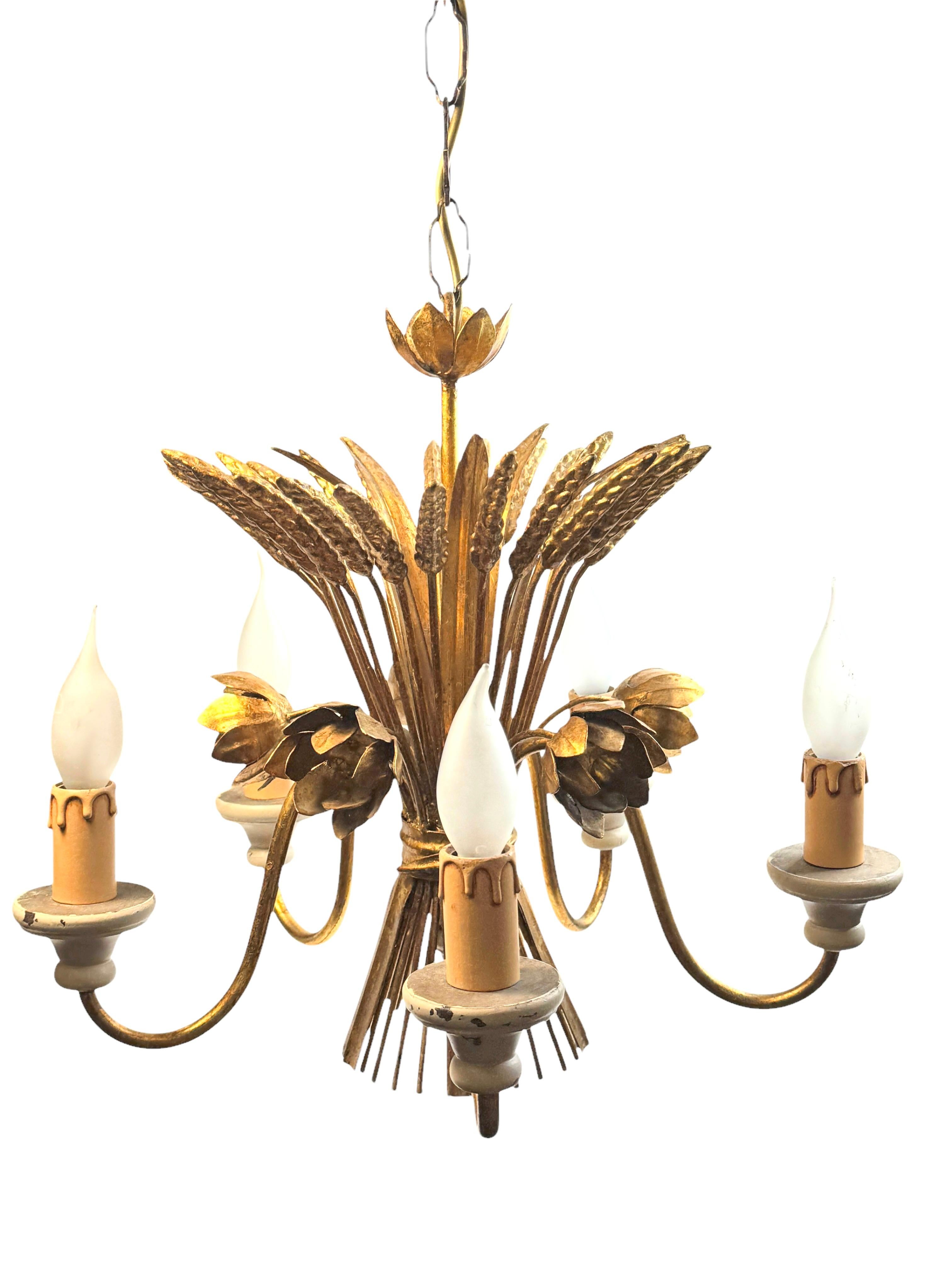 Dorato Lampadario a 5 luci in metallo dorato a forma di covone di rose Tole Toleware Coco Chanel in vendita