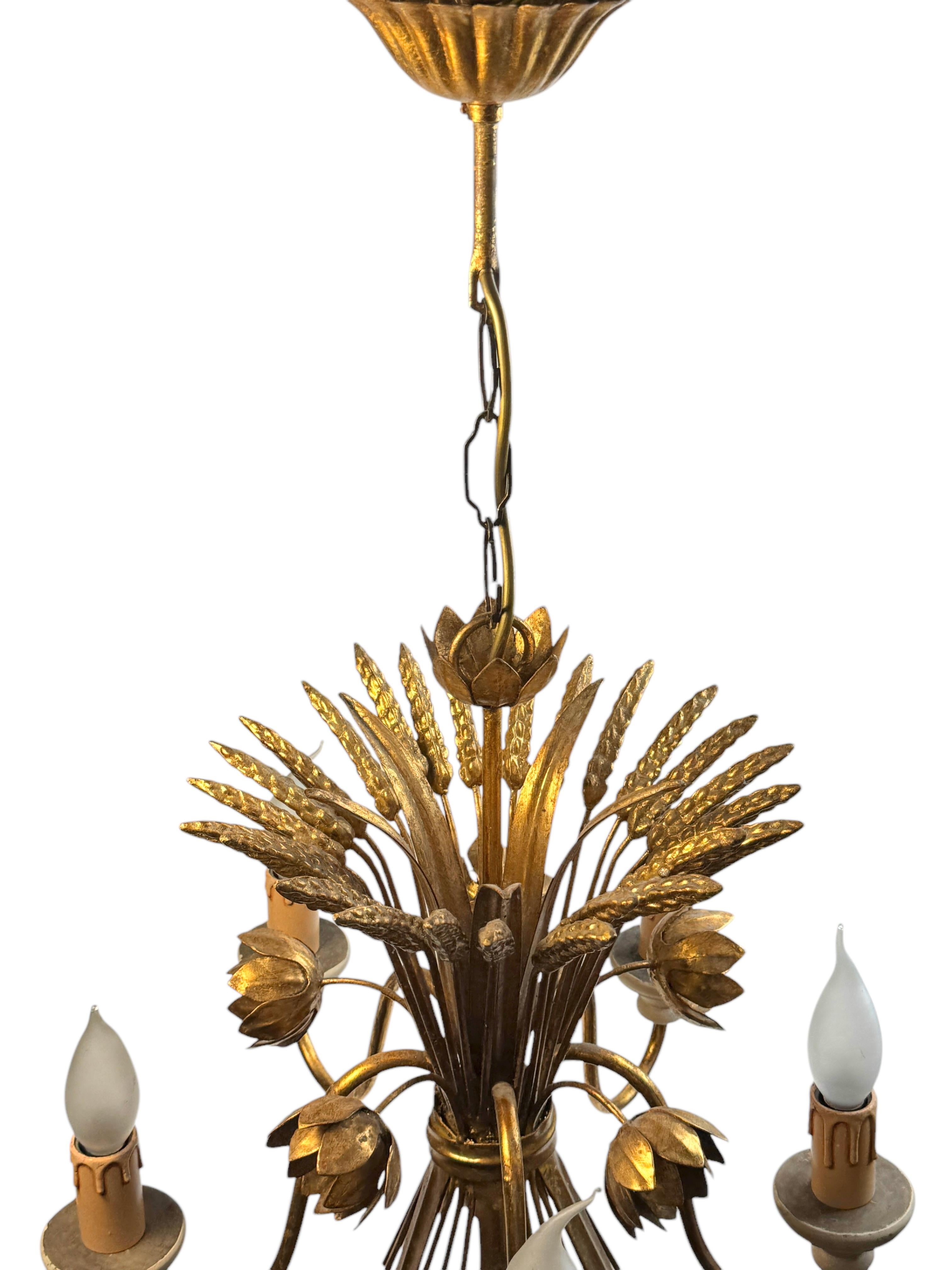 Lampadario a 5 luci in metallo dorato a forma di covone di rose Tole Toleware Coco Chanel In condizioni buone in vendita a Nuernberg, DE