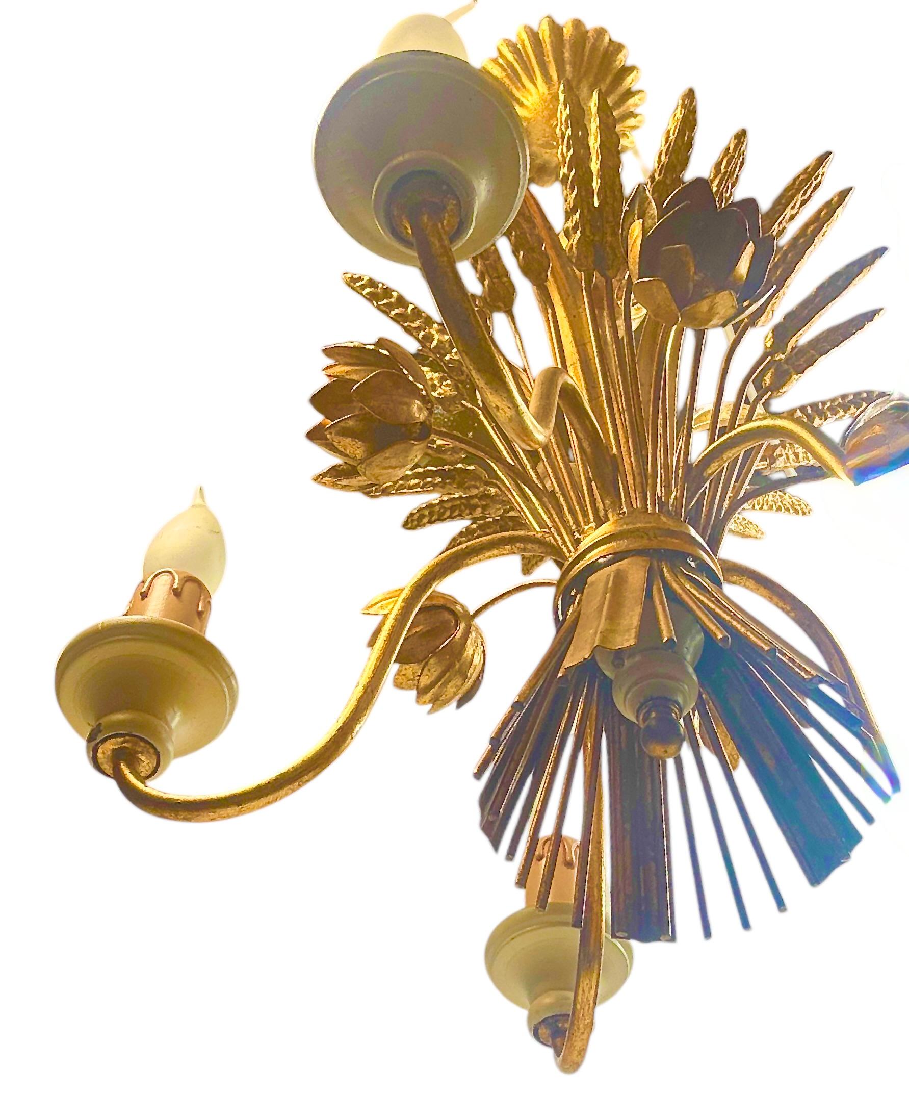 Metà XX secolo Lampadario a 5 luci in metallo dorato a forma di covone di rose Tole Toleware Coco Chanel in vendita