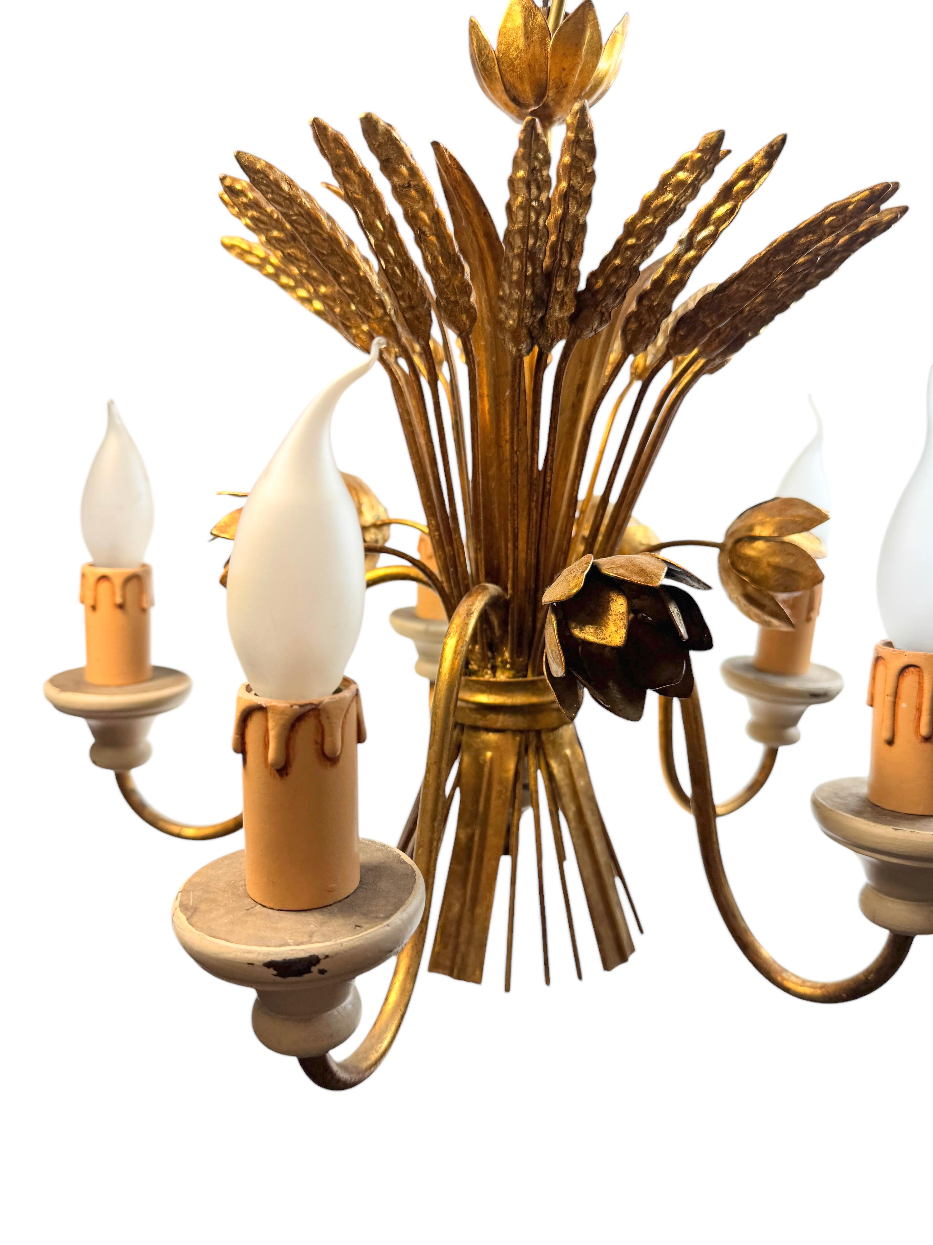 Lampadario a 5 luci in metallo dorato a forma di covone di rose Tole Toleware Coco Chanel in vendita 1
