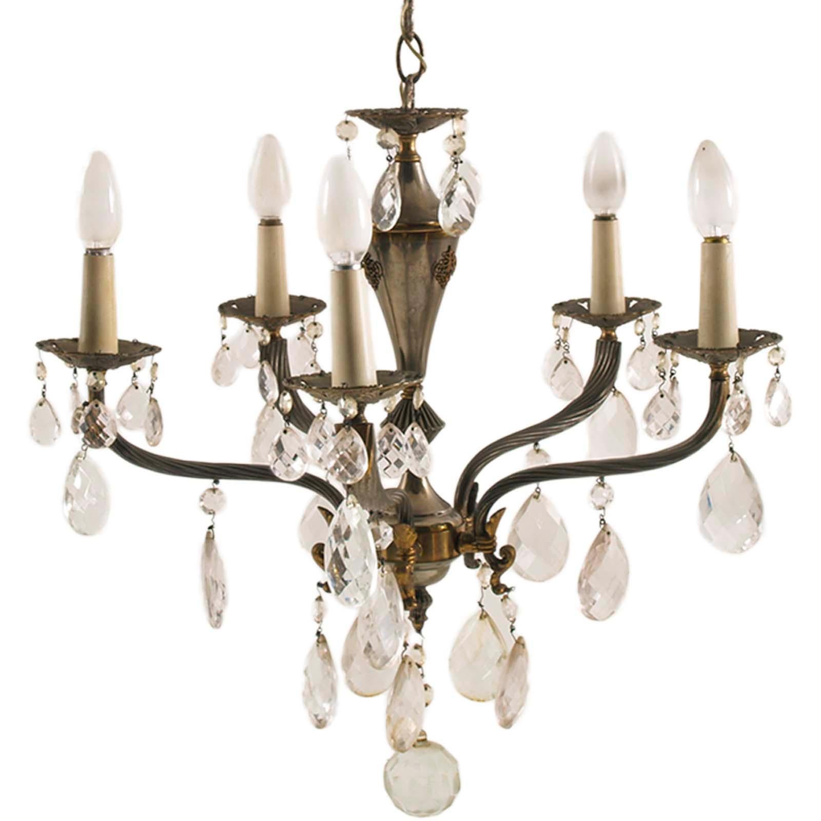 Italienischer 5-Licht-Kronleuchter aus den 40er Jahren aus vergoldeter Bronze und Swarovski-Anhängern (Moderne der Mitte des Jahrhunderts) im Angebot