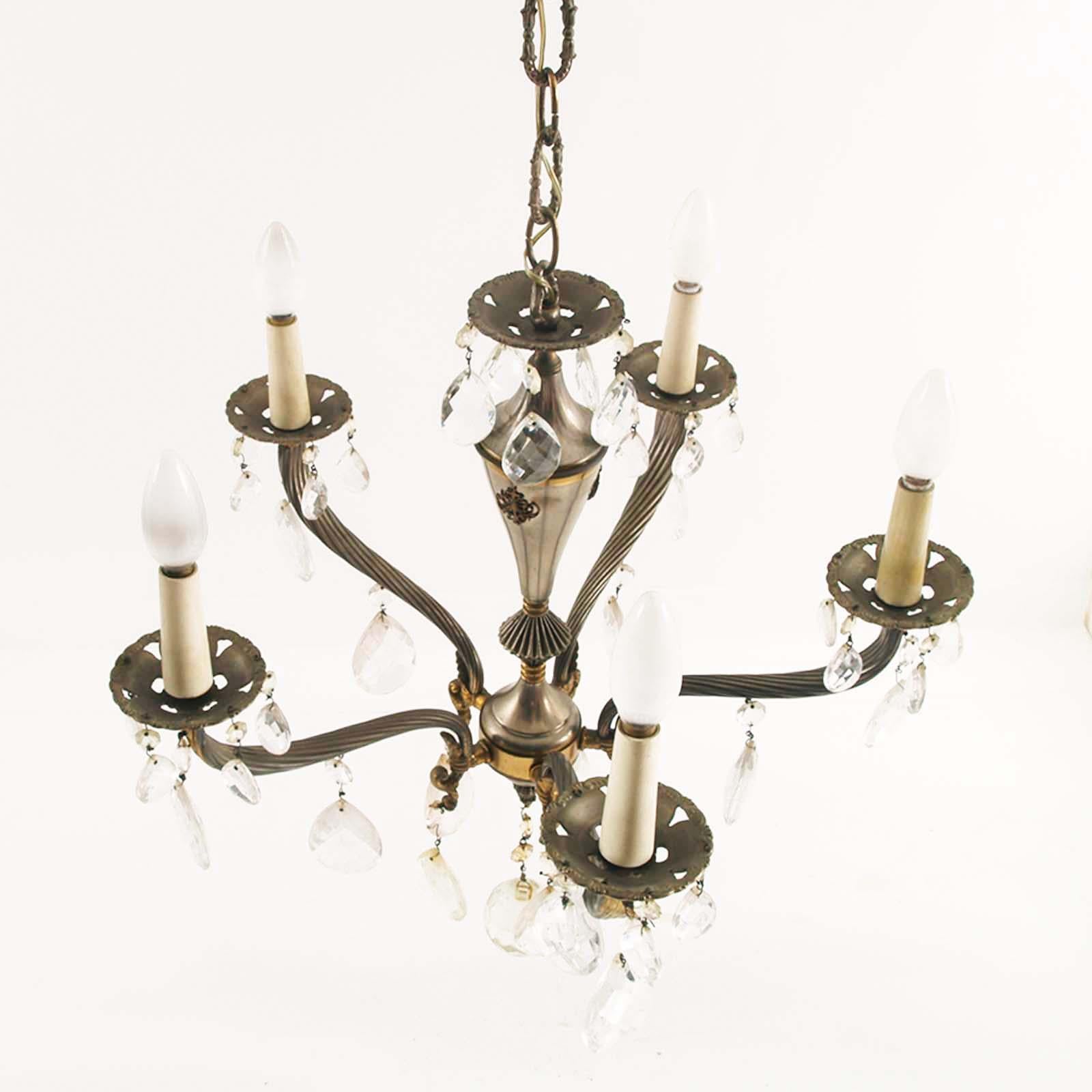 Italienischer 5-Licht-Kronleuchter aus den 40er Jahren aus vergoldeter Bronze und Swarovski-Anhängern im Zustand „Gut“ im Angebot in Vigonza, Padua